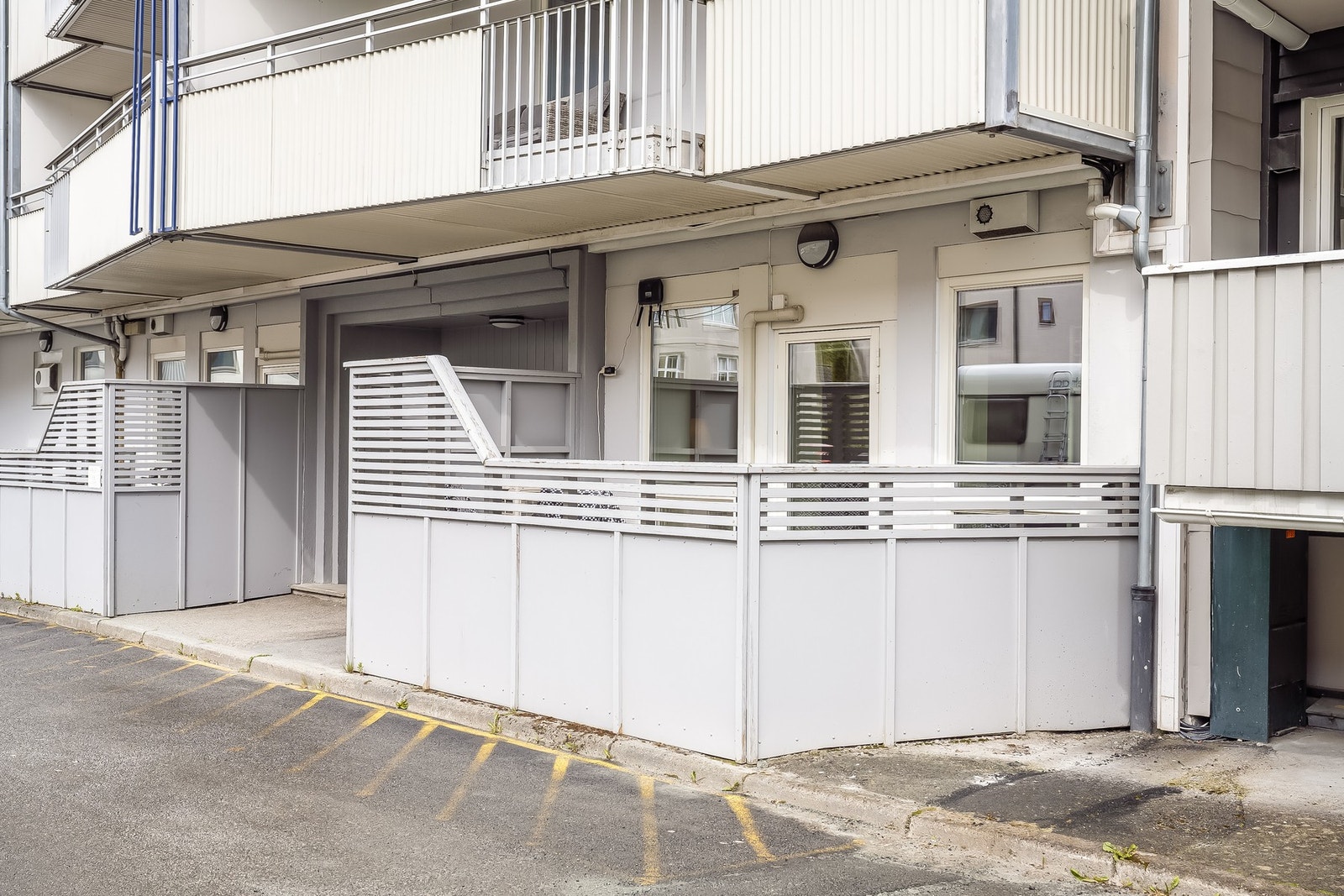 På terrassen er det etablert levegger som reduserer innsyn. Galleribilde