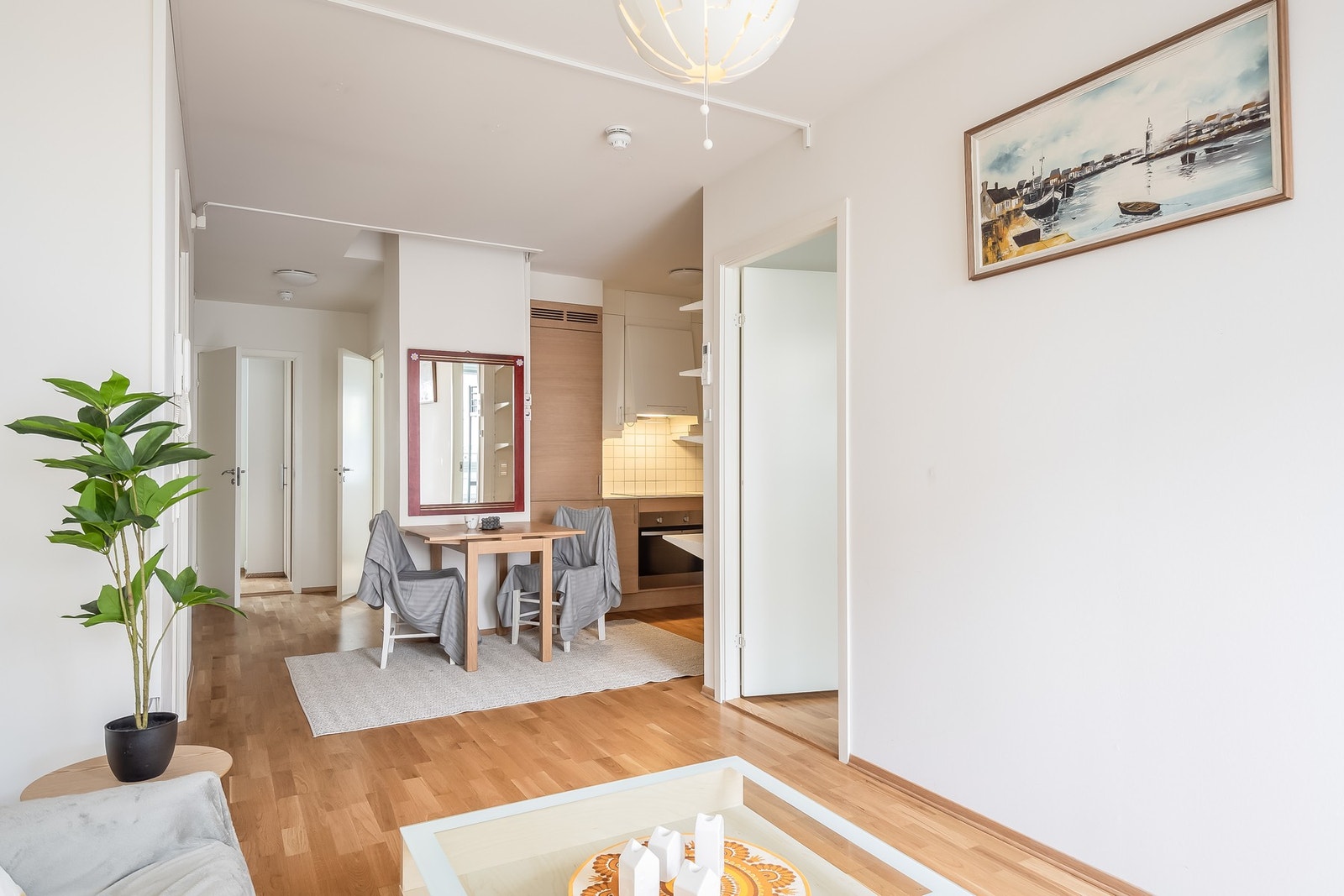 Stuen er enkel å møblere, og har god plass til bl.a. sofa og TV-løsning. Galleribilde