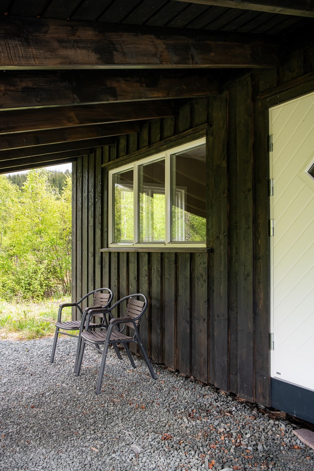 Hytta har overbygget inngangsparti til hytta med plass for utemøblement. Galleribilde