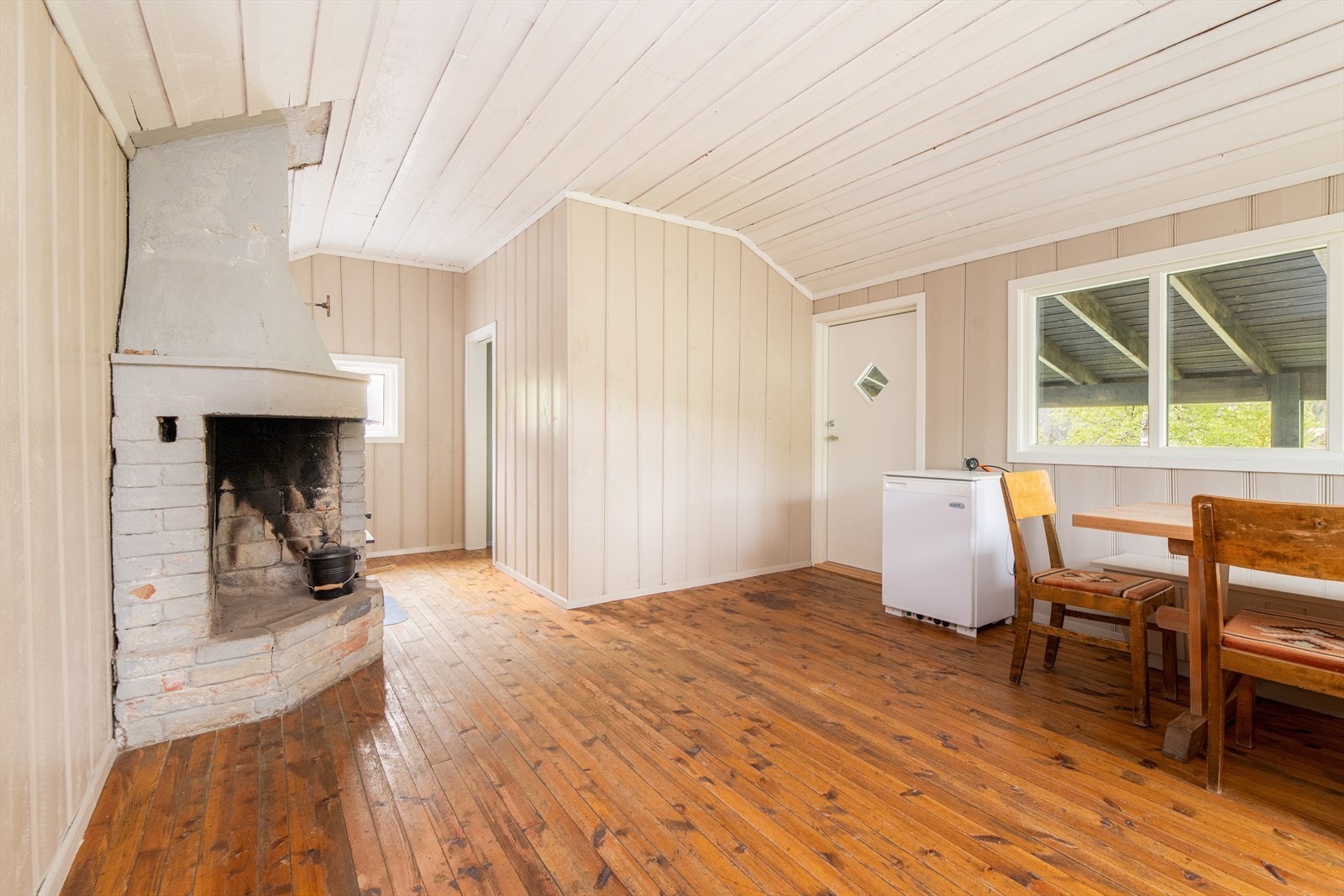 Hytta har en lys og fin stue med åpen kjøkkenløsning. Møbler og inventar som er i hytta under visning følger med hytta. Galleribilde