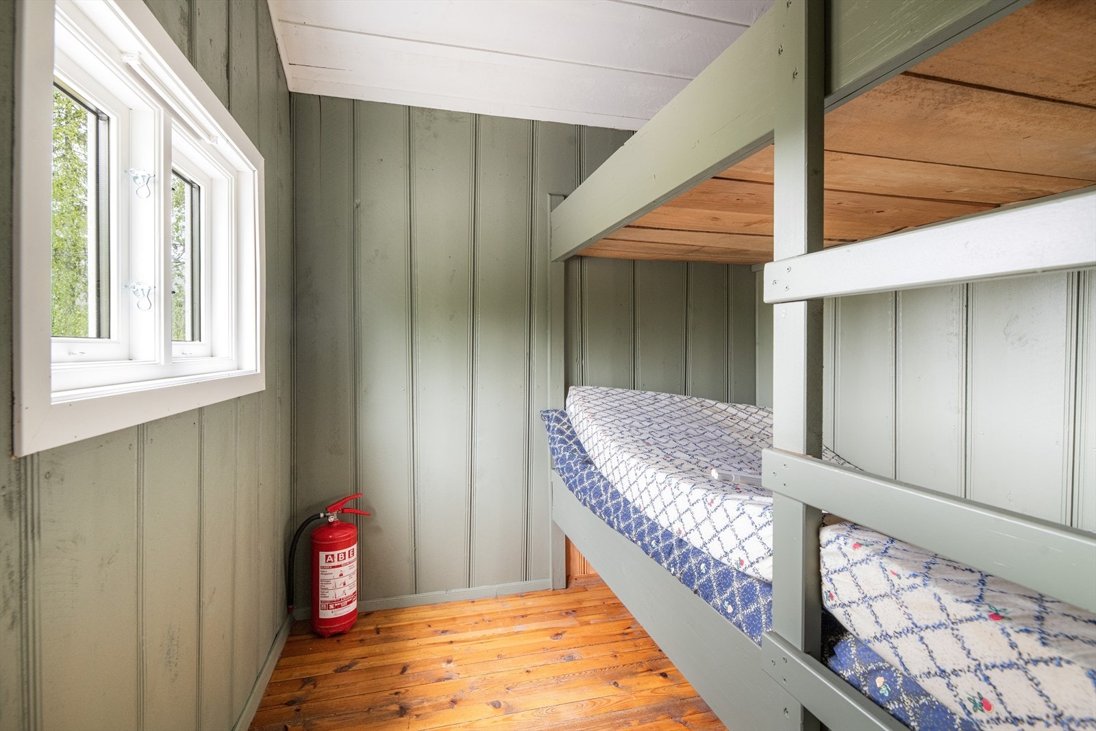 I hytta er det et soverom med køyeseng. Galleribilde