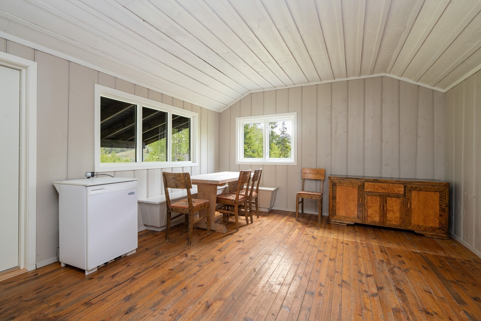 Stuen er av god størrelse med flere møbleringsmuligheter. Galleribilde