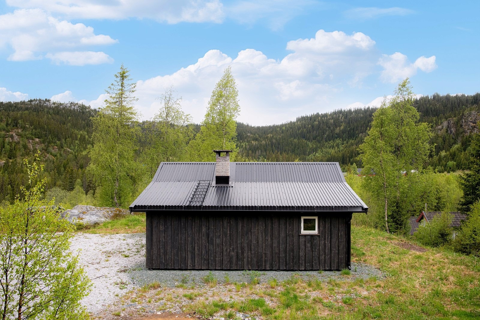 Hytta har ikke innlagt strøm, men det er mulighet for å koble dette til, via stolpe rett bortenfor. Galleribilde