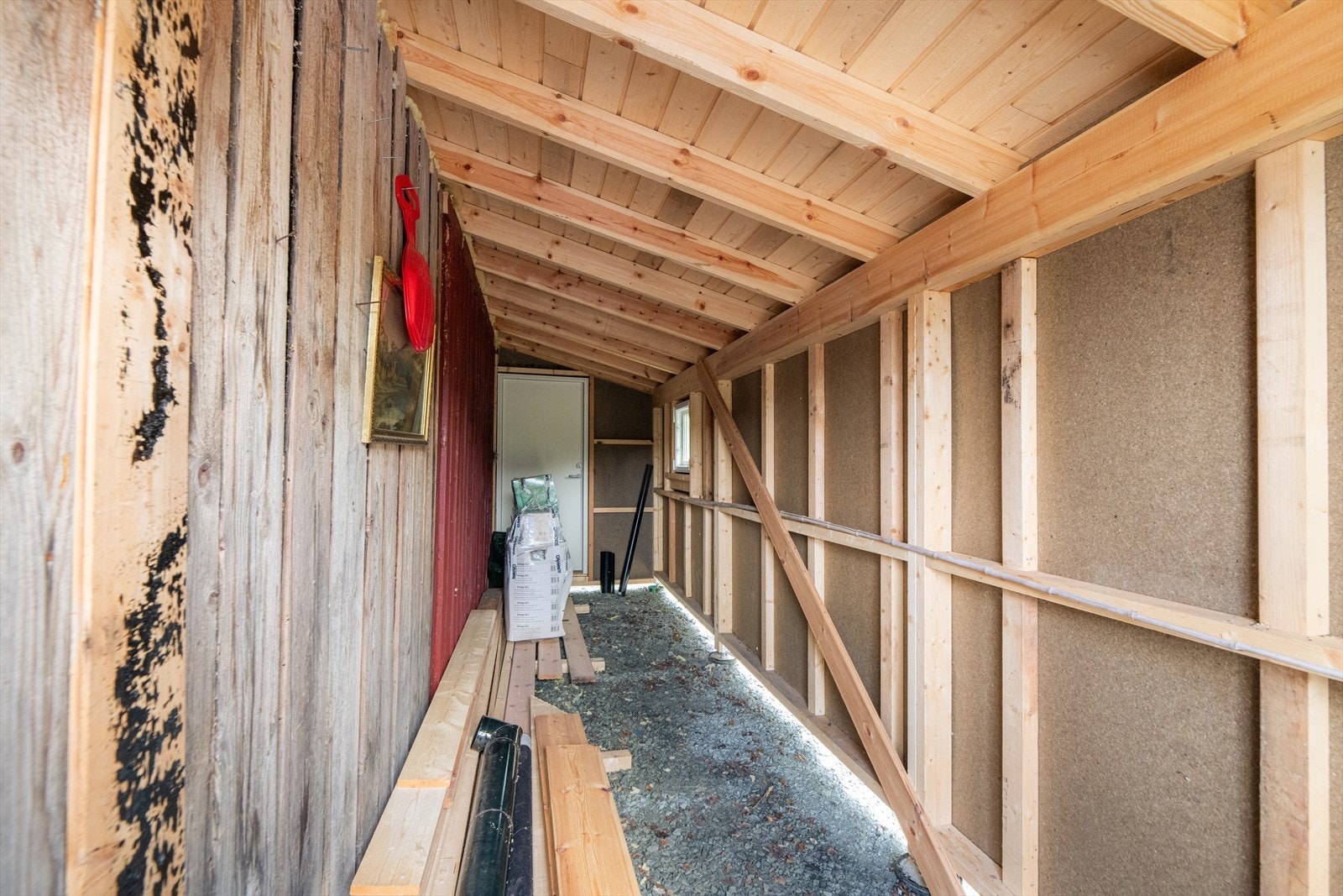 Tilliggende hytta er det en bod på 10 m2 med adkomst fra to sider. Galleribilde