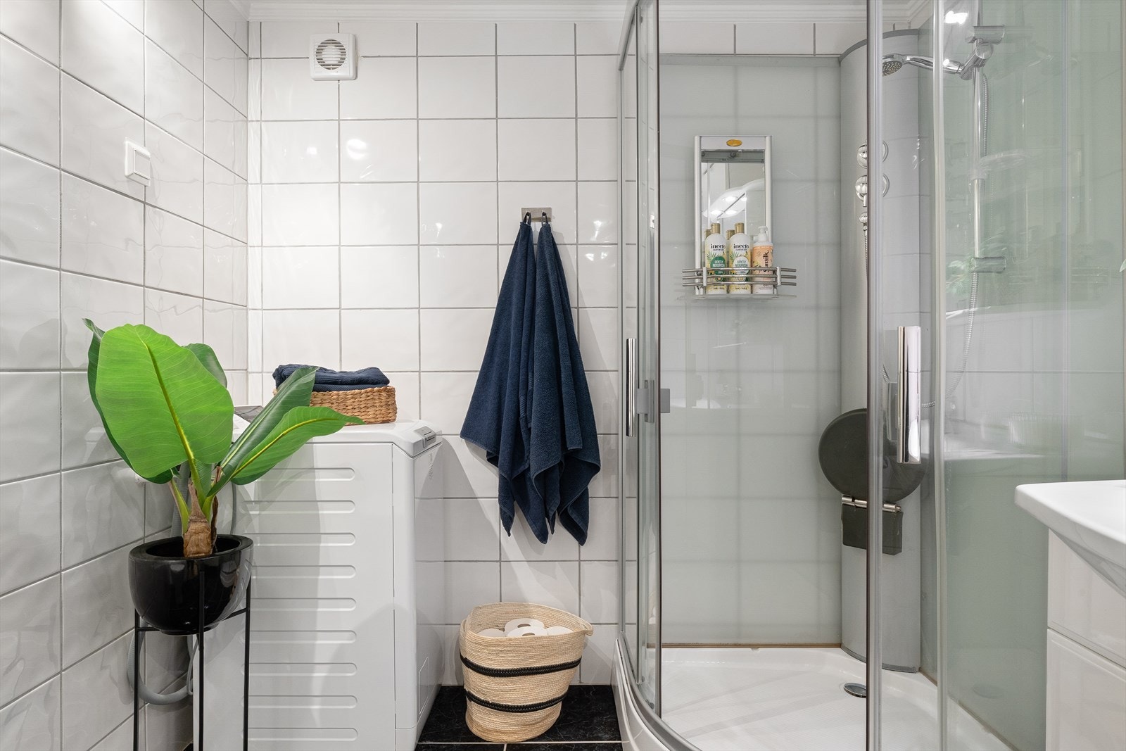 Opplegg for vaskemaskin på badet. Vaskemaskin følger handelen. Galleribilde