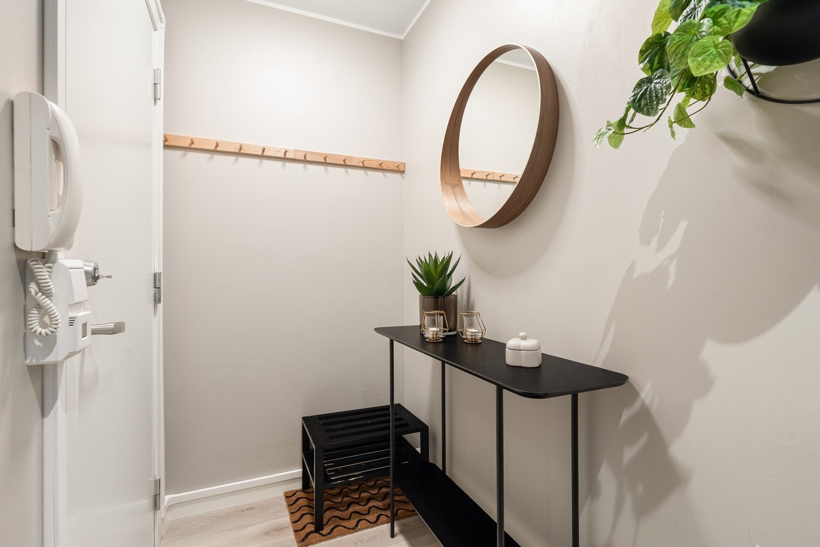 En praktisk entre møter deg velkommen. Dørtelefon samt plass ytterklær og sko. Galleribilde