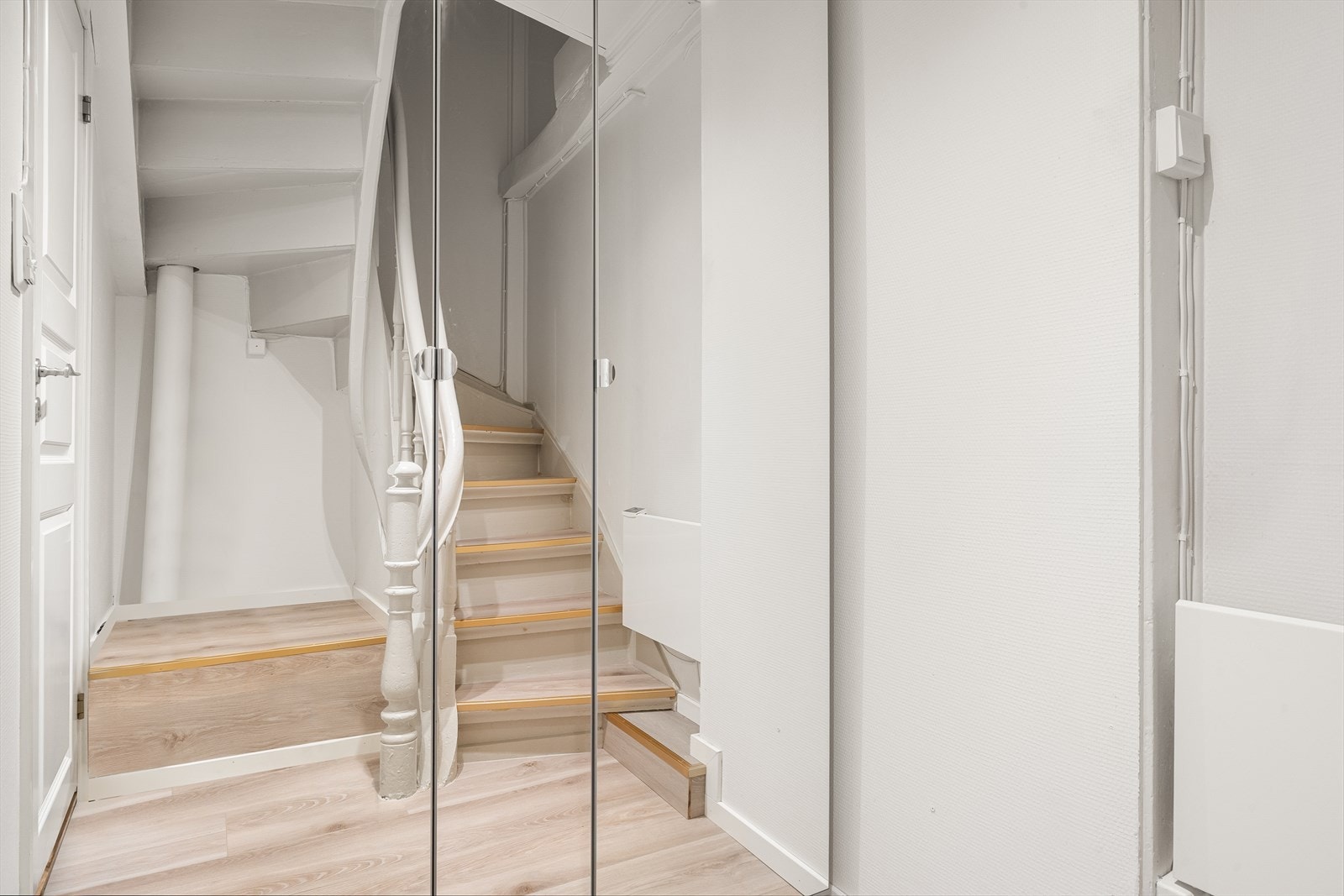 God garderobeløsning i gangen utenfor badet. Praktisk med garderobeskapet like ved badet. Galleribilde