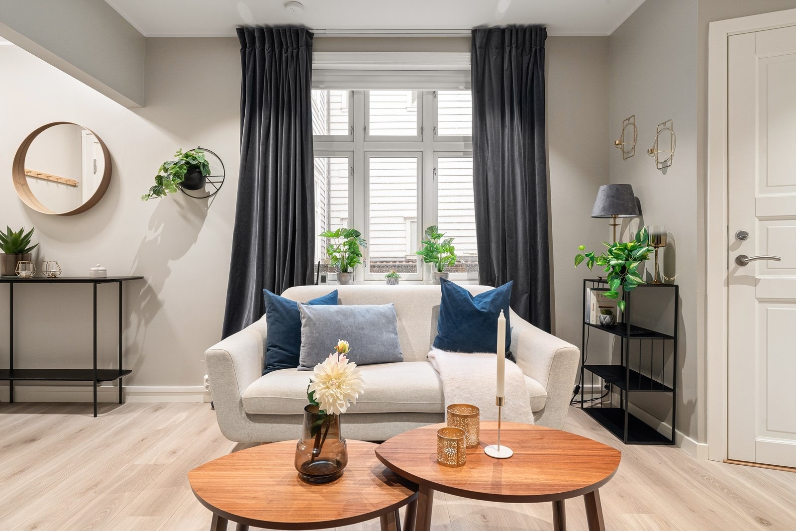 Det ble lagt opp 5 spotter i stuen/kjøkken i 2023. Dette gir et behagelig lys til rommet. Galleribilde