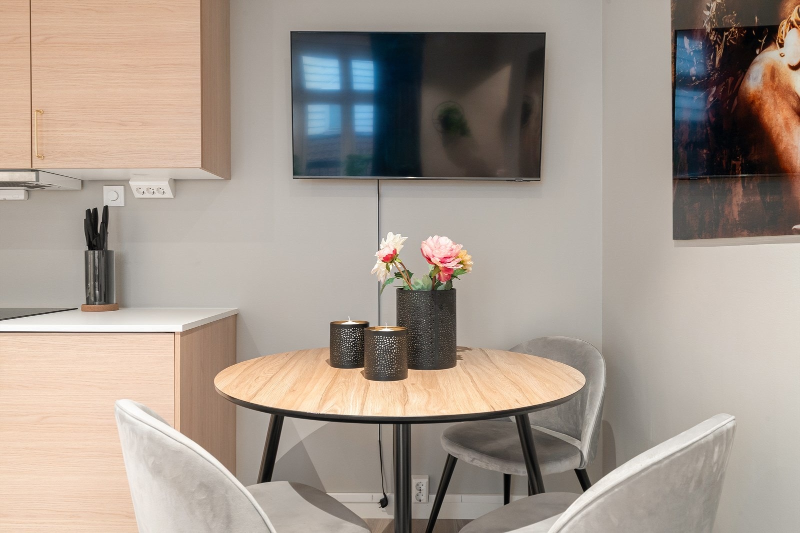 Det er lagt ned devifoil i stue /kjøkken noe som gir en behagelig varme til rommet Galleribilde