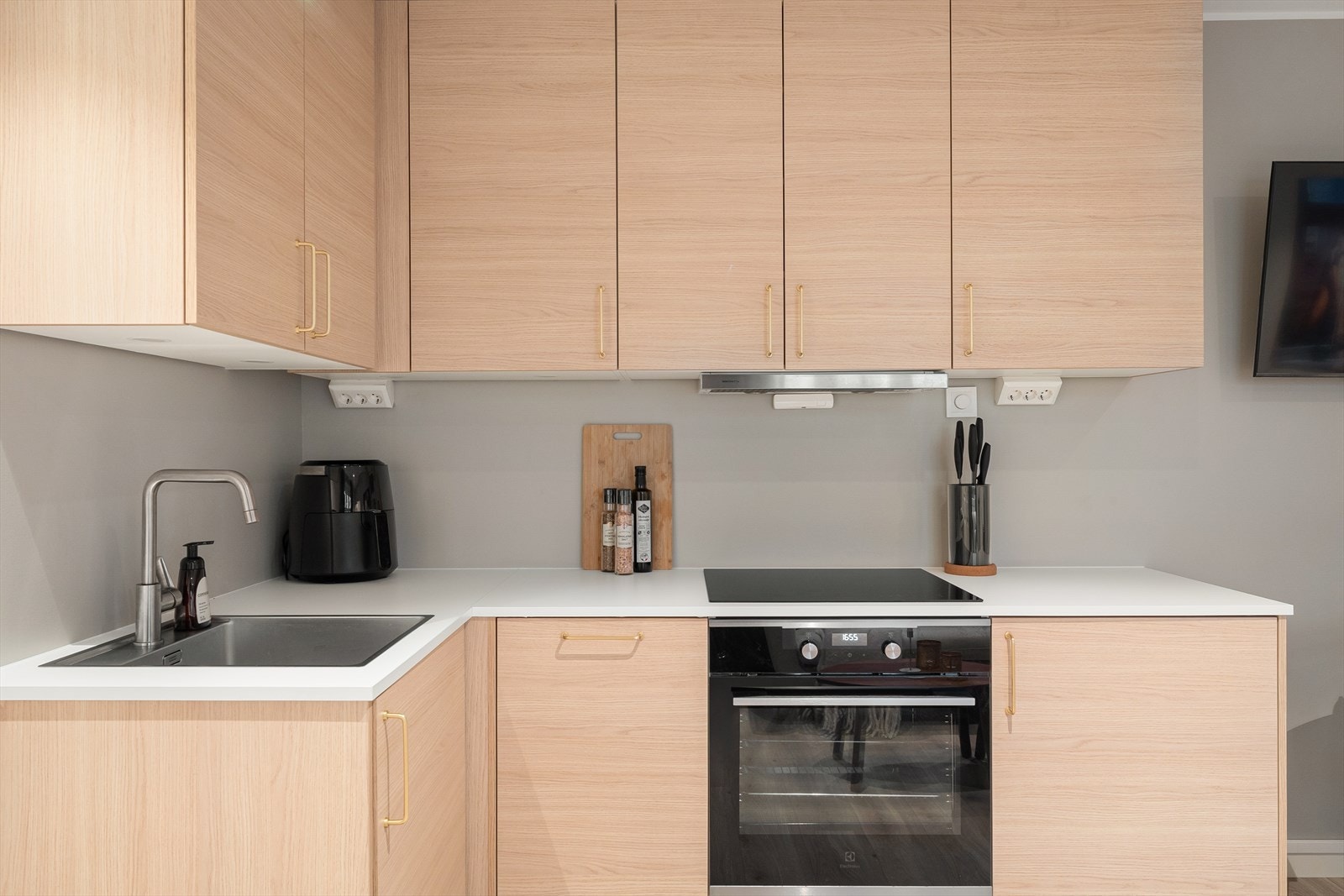 Nytt og moderne kjøkken med integrerte hvitevarer. I tillegg er det et ekstra kjøleskap i boden som følger handelen. Galleribilde