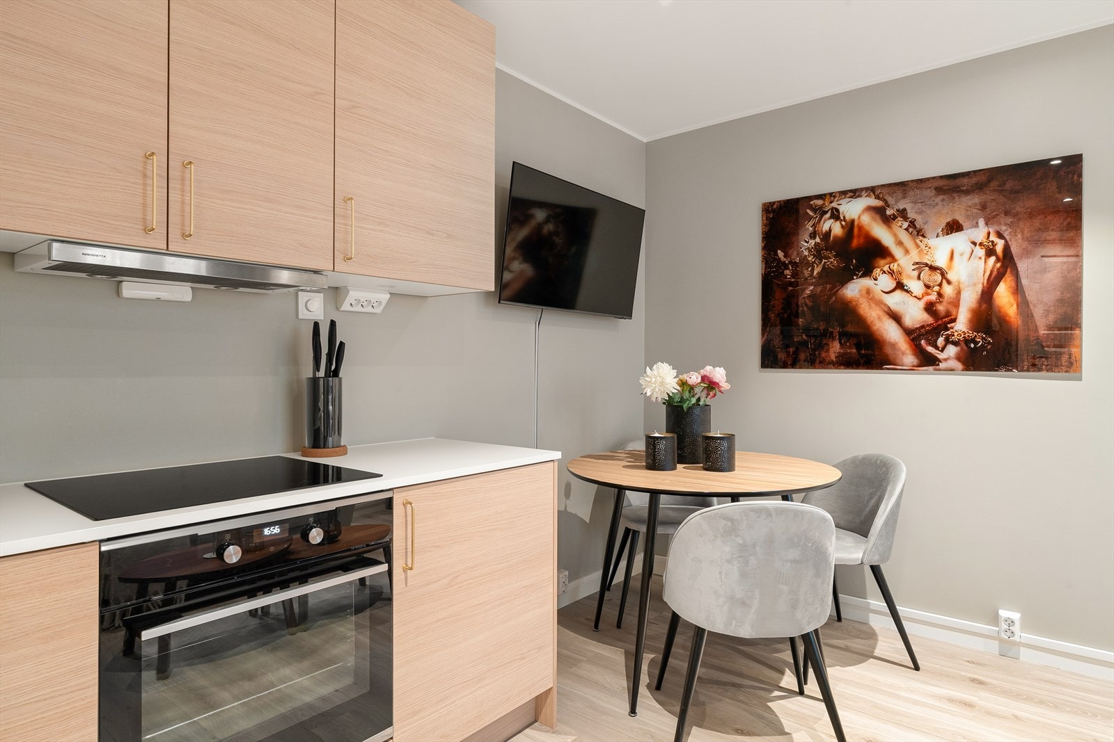 Kjøkkenet er en del av en åpen og sosial løsning mot stue Galleribilde