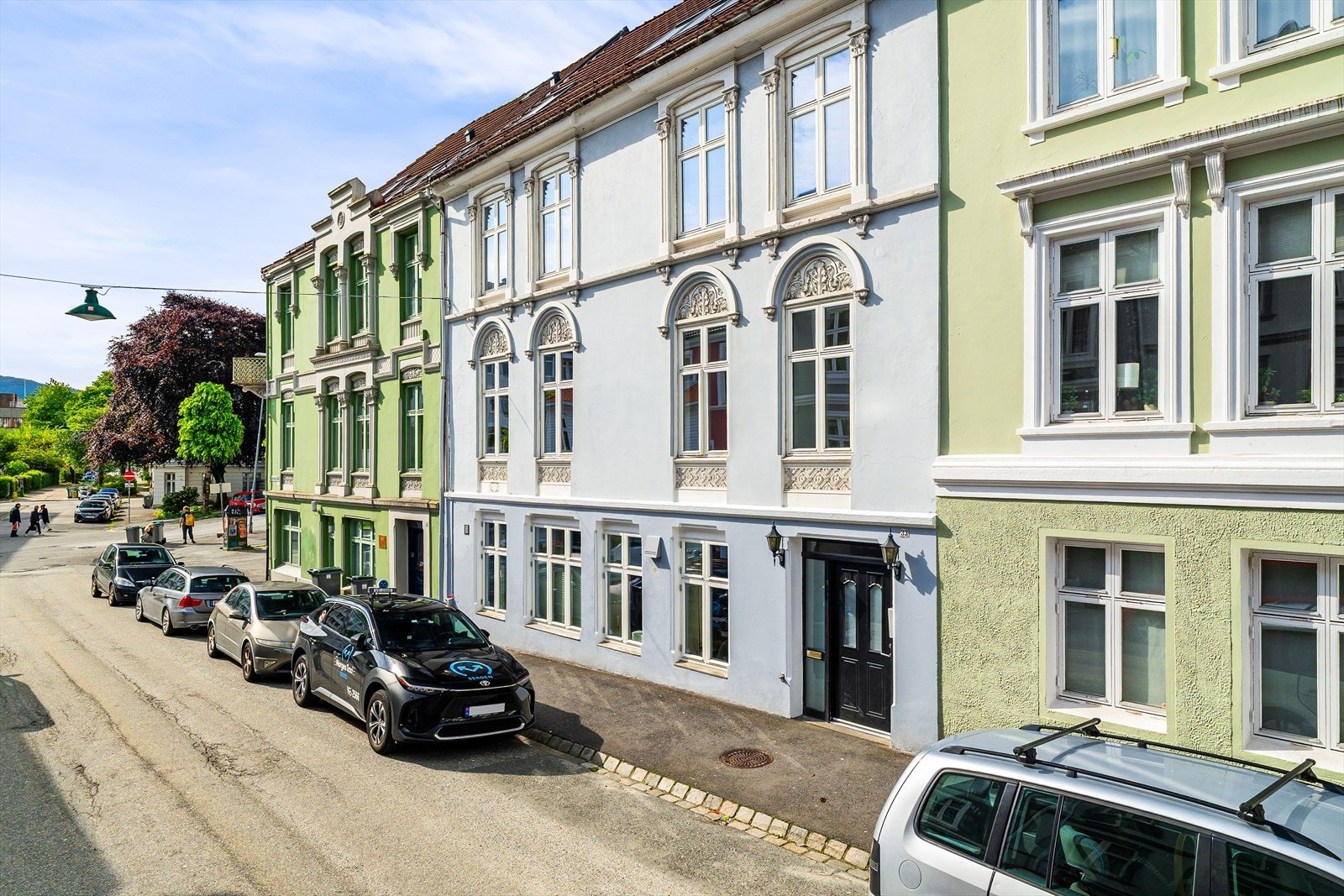 Byggestilen var nyromansk og arkitekt Hans Heinrich Jess, en av byens ledende arkitekter, som samme år fullførte Logen "Den gode Hensigt" og få år etterpå tegnet de fleste bygningene i Parkveien, var arkitekt for denne bygården. Galleribilde