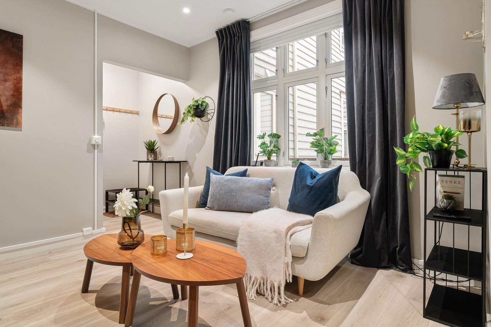 Rikelig med plass til sofakrok og spisebord. Galleribilde