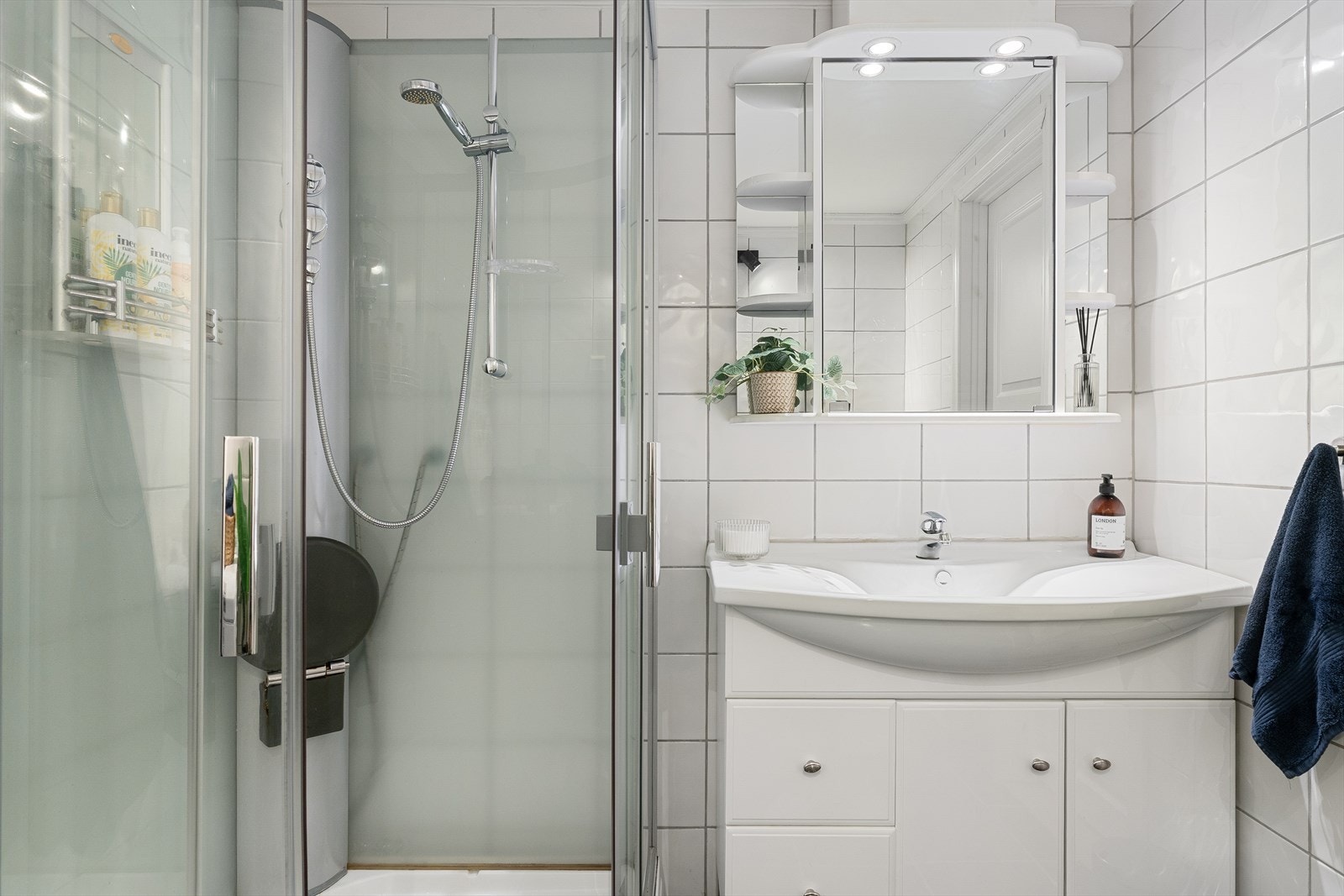 Praktisk med dusjkabinett. God plass til toalettartikler i baderomsinnredning - varme i gulv Galleribilde