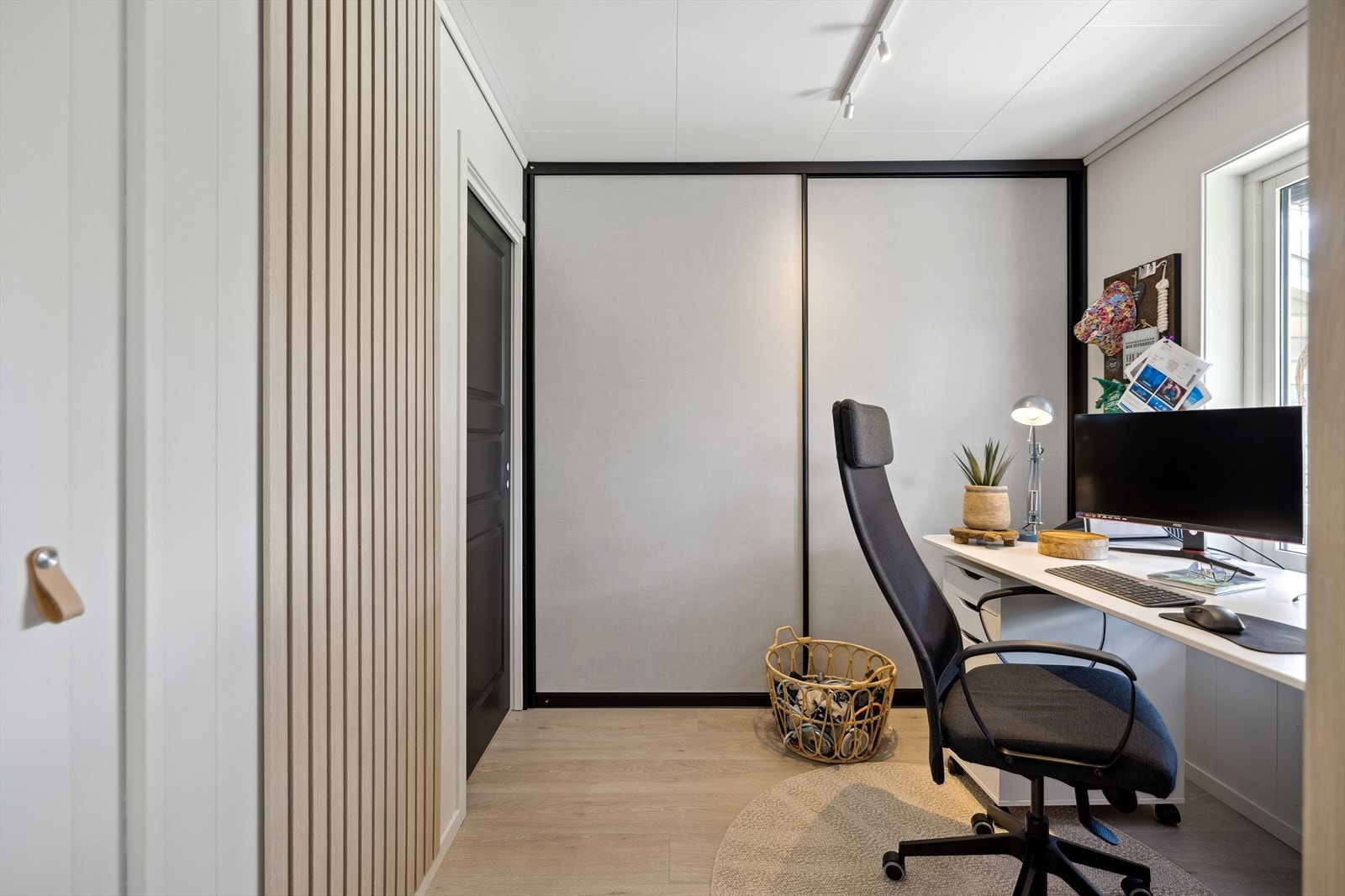 Det vestvendte soverommet er innredet med skyvedørsgarderobe og har et felt med trendy trespiler. Galleribilde