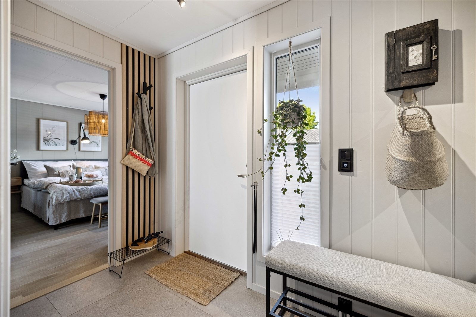 Entreen har også fått detaljer med trendy trespiler, og her er det montert knagger til yttertøy. Galleribilde