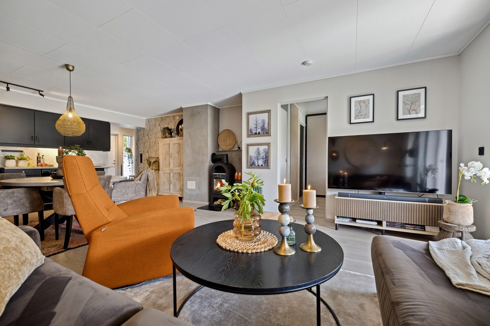 En peisovn gir ekstra hygge og varme til rommet og arealet er møbleringsvennlig. Galleribilde