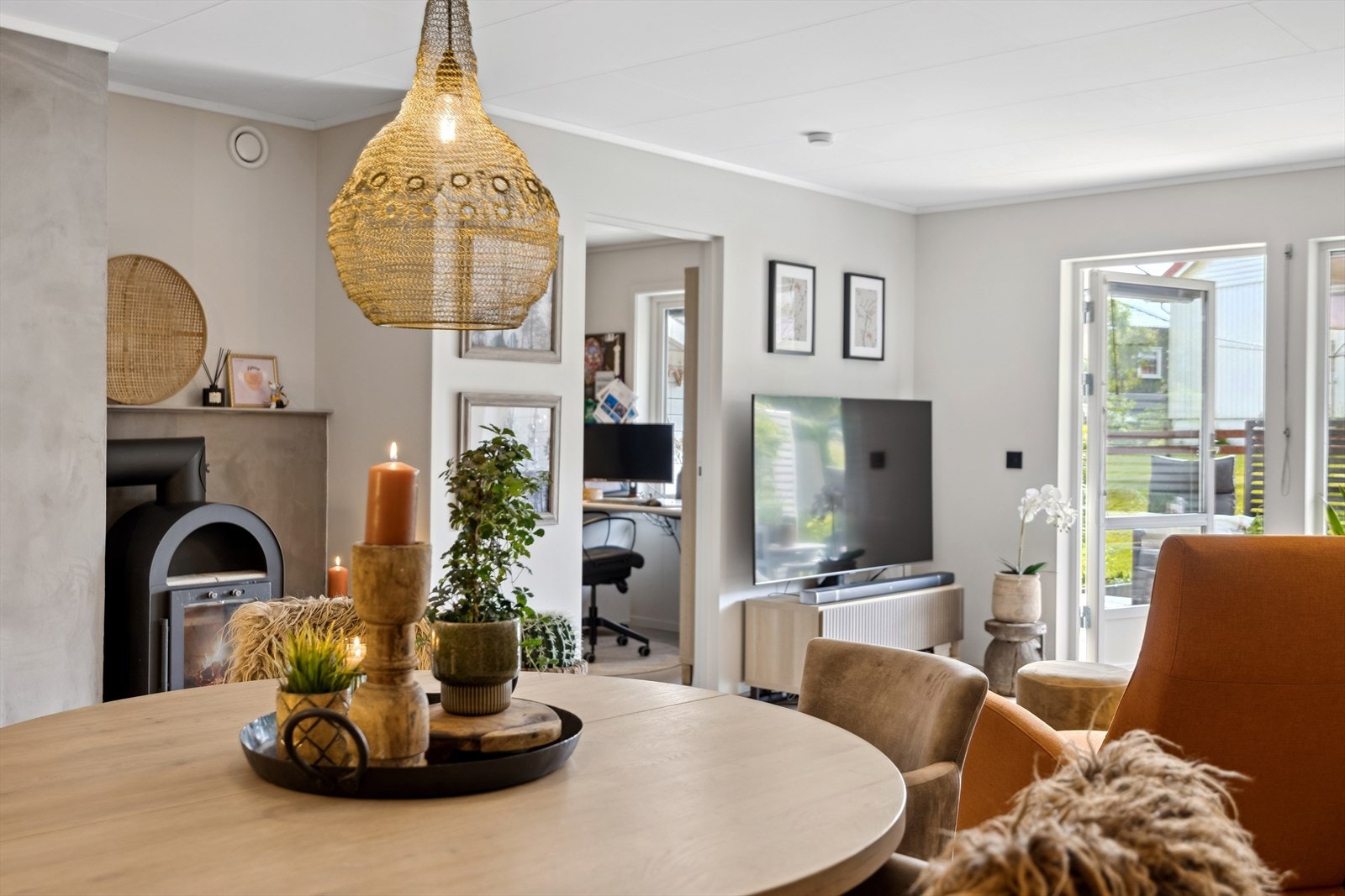 Den vestvendte terrassen på ca. 27 kvm er en fin forlengelse av stuen i sommerhalvåret. Galleribilde