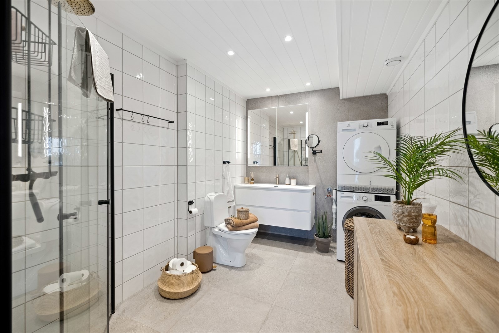 Badet er lyst og trivelig med nye gulvfliser fra 2023 og matchende, nye fliser på én vegg. Galleribilde