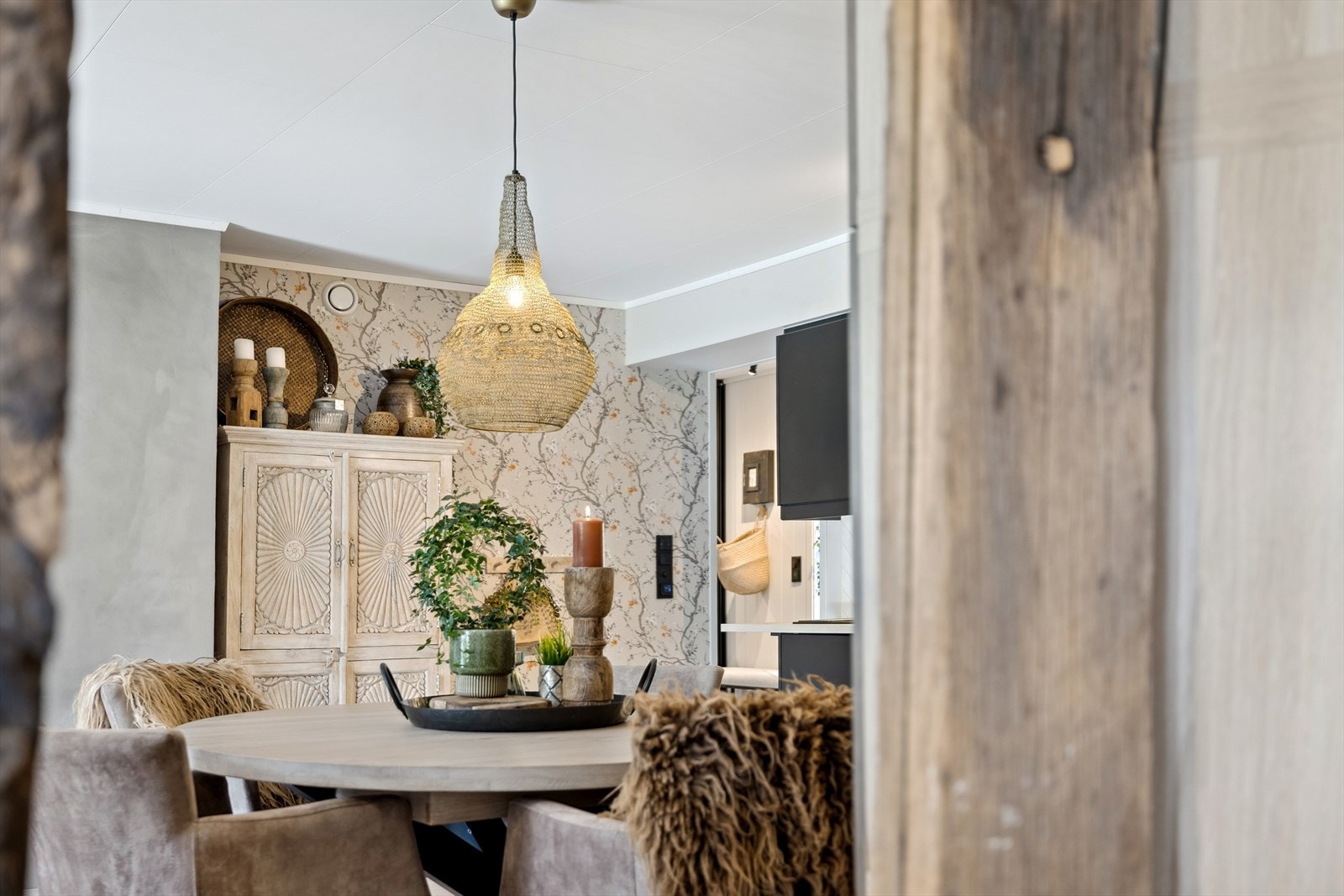 Stuen er lun og tiltalende, med åpen kjøkkenløsning og god møbelplass. Galleribilde
