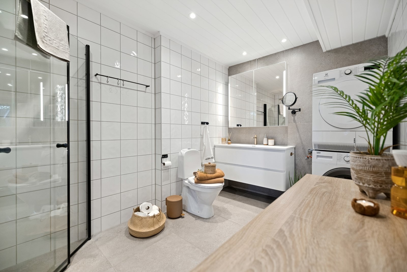 Badet har gulvvarme, regnfallsdusj, moderne innredning og opplegg for vaskemaskin. Galleribilde