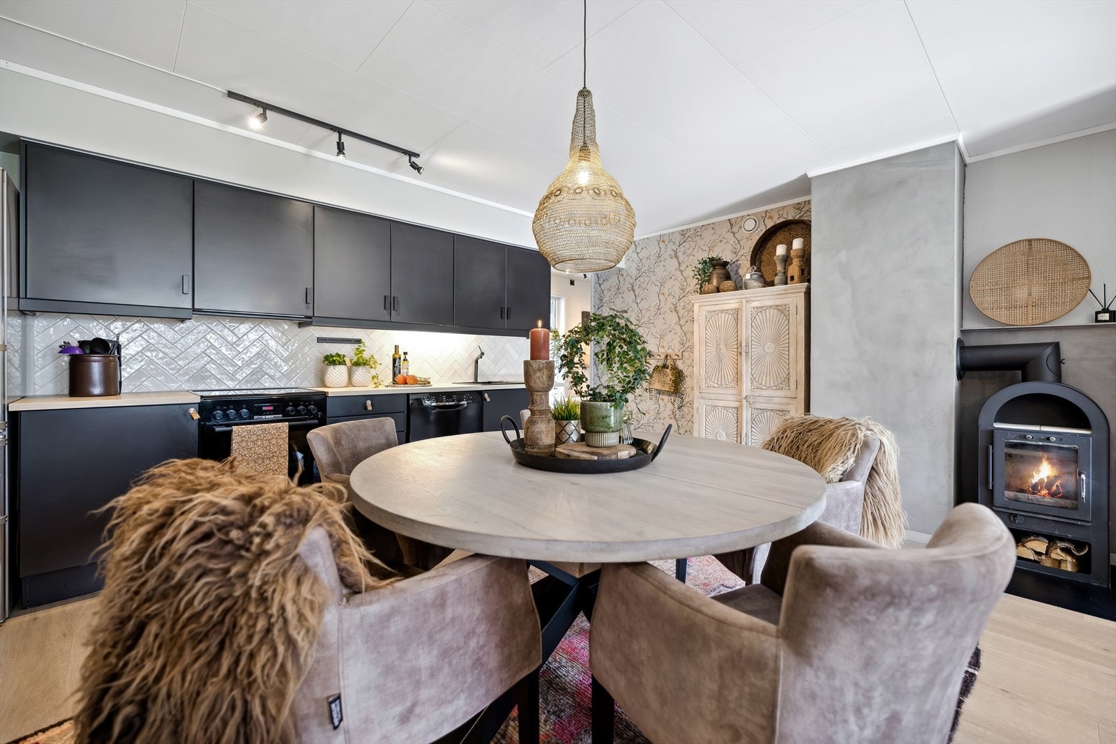 Rommet har varmefolie under laminaten og ekstra hygge fra en peisovn. Galleribilde