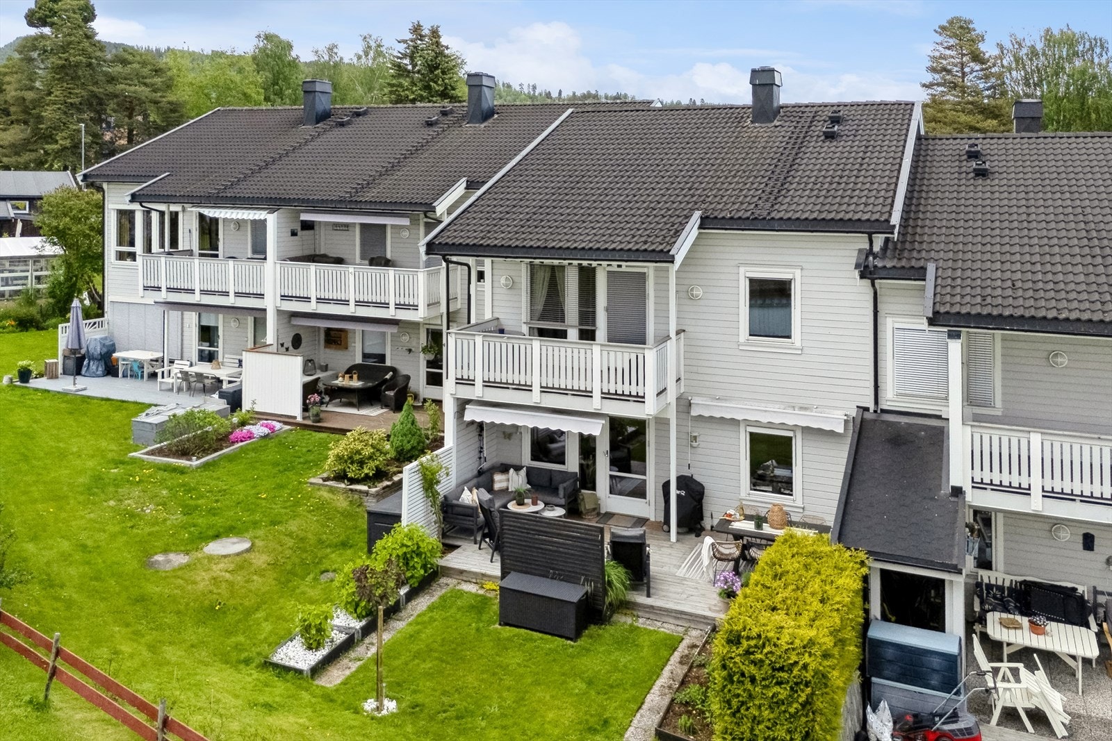Leiligheten disponerer en vestvendt hageparsell og har en stor terrasse på ca. 27 kvm ut mot hagen. Galleribilde