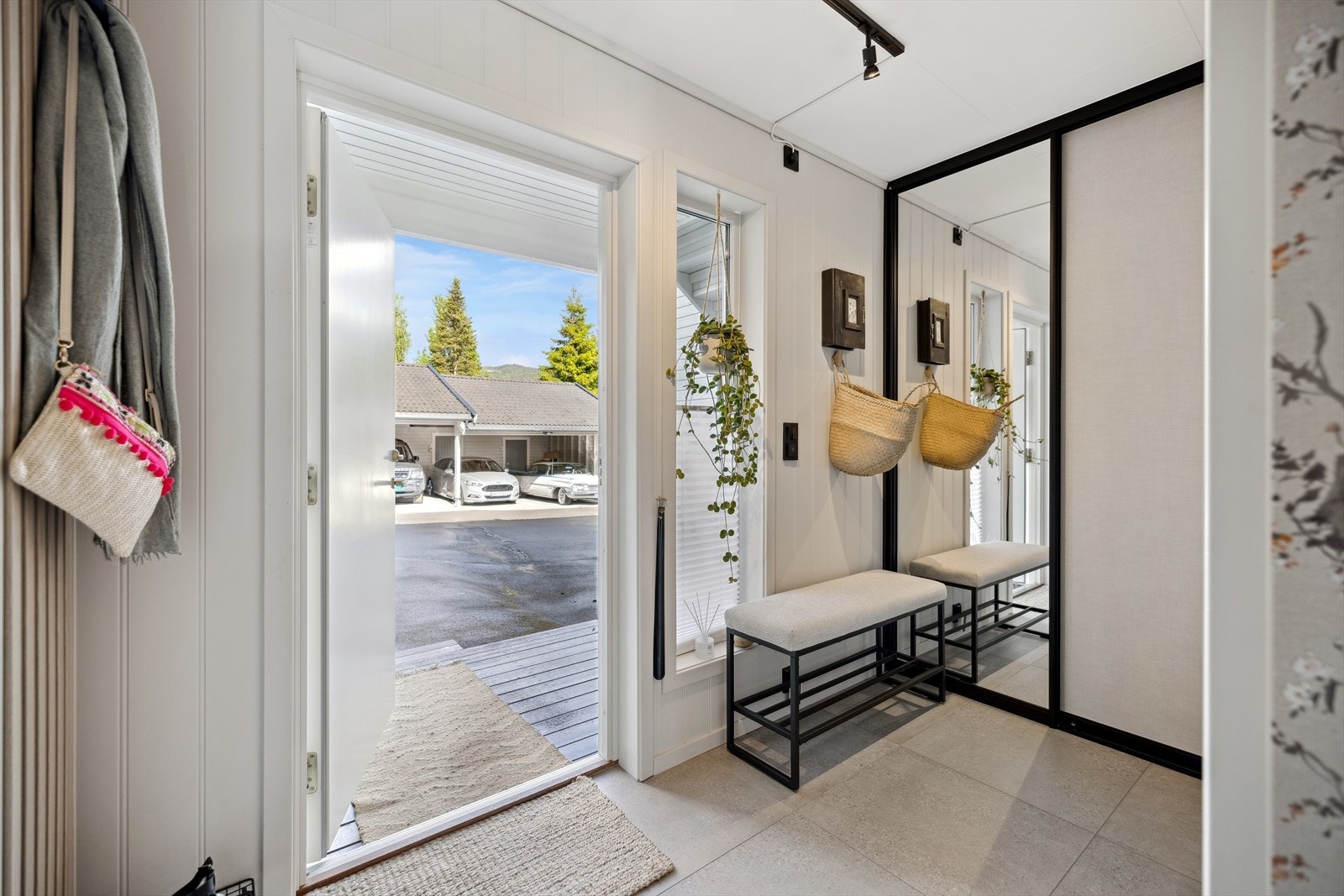 Velkommen inn til en lys og innbydende entré med skyvedørsgarderobe. Galleribilde