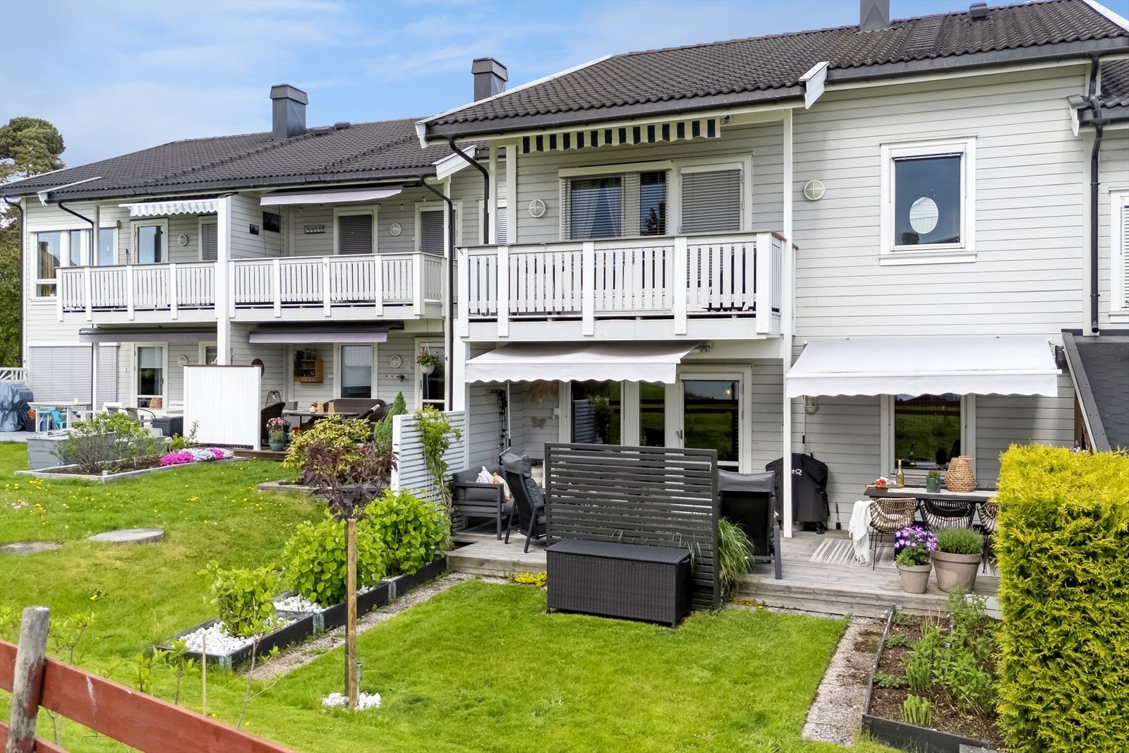 Uteplassen er solrikt vendt mot vest, og har god plass til møblering i flere soner. Galleribilde