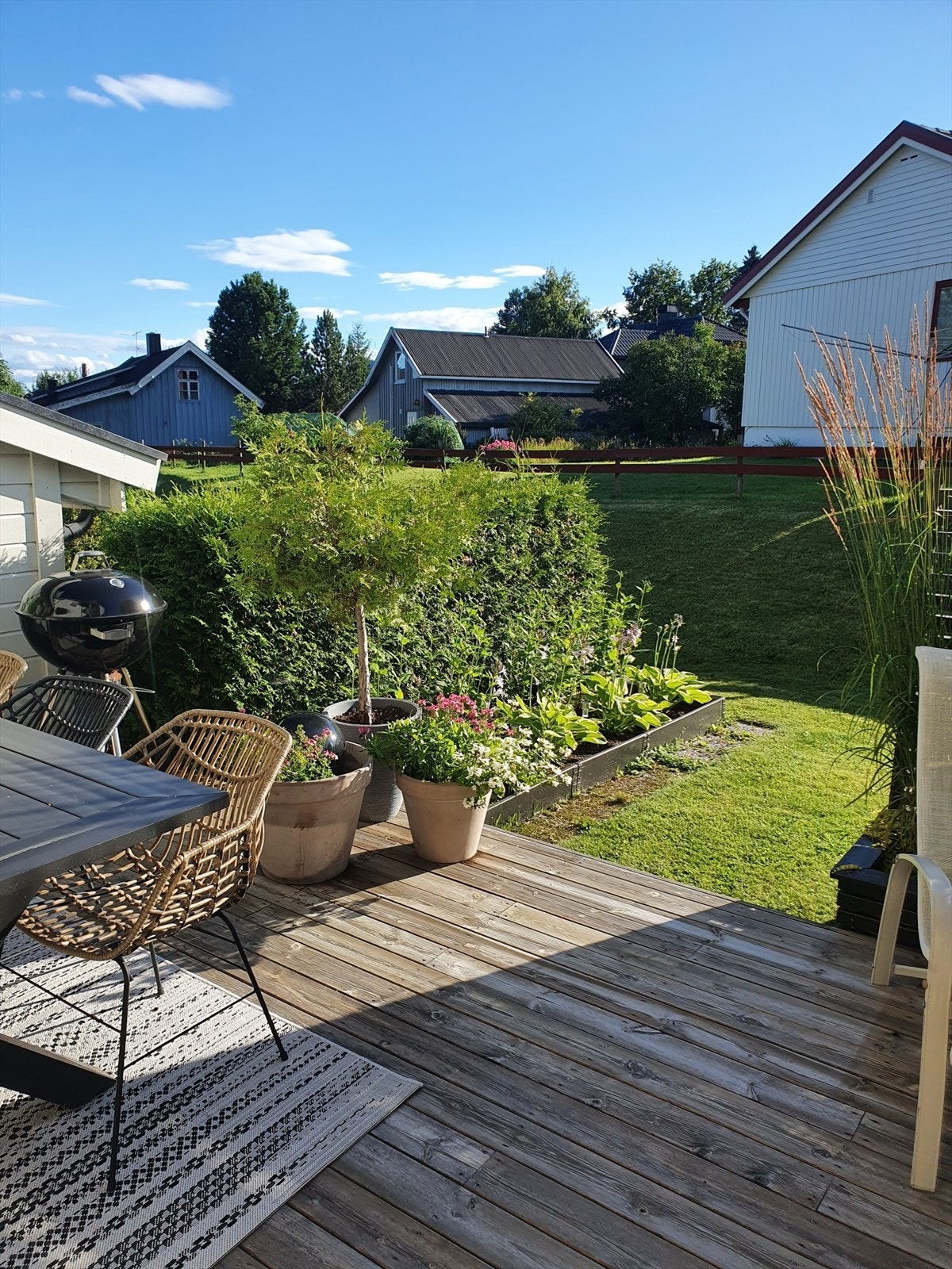 Pent opparbeidet blomsterbed Galleribilde