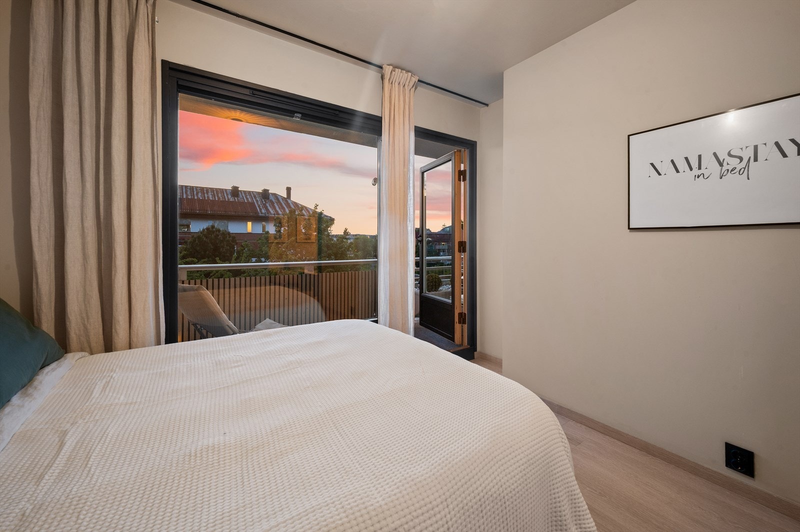 Herfra er det direkte utgang til boligens balkong - perfekt for å nyte varme sommerkvelder i kveldssolen. Galleribilde