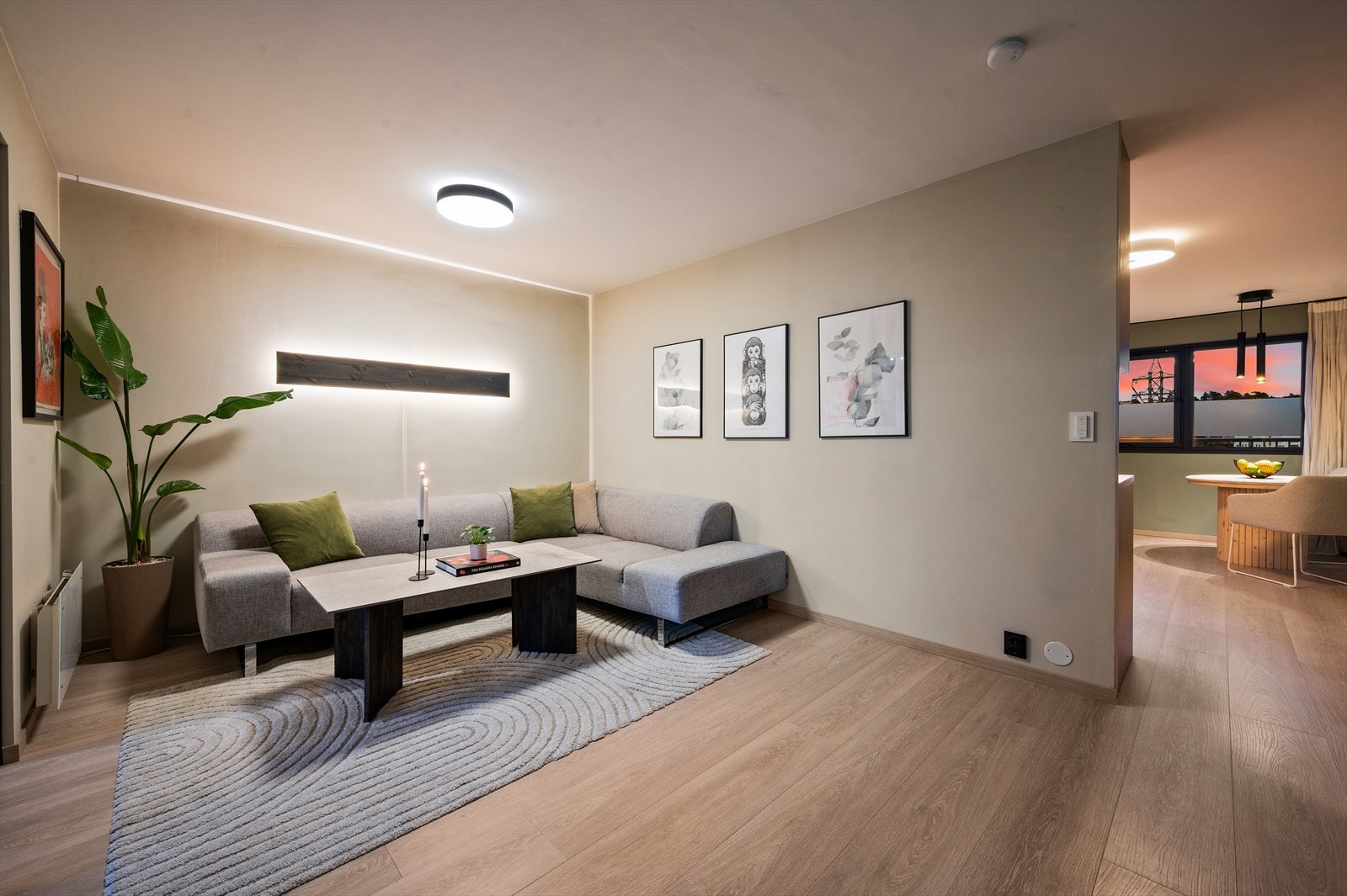 Planløsningen gir en naturlig sone for sofagruppe og salongbord, med god plass til både hverdag og sosiale sammenkomster. Galleribilde