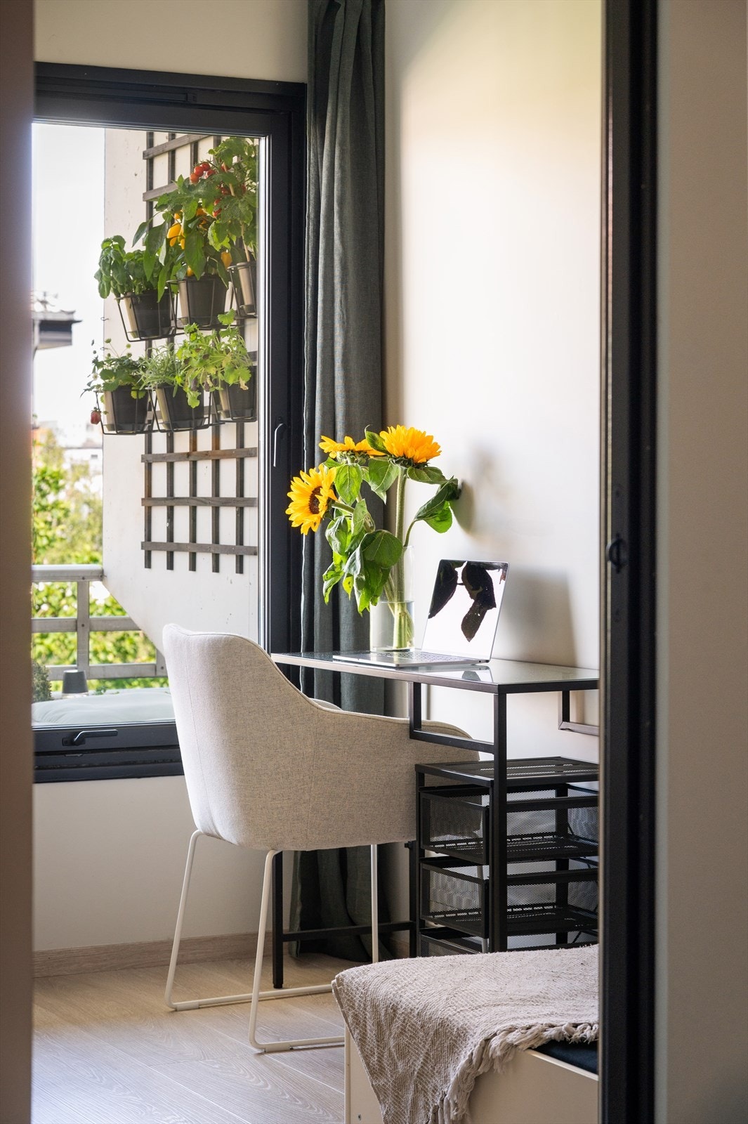 Resultatet er et lyst og pent rom med plass til seng, nattbord og eventuelt skrivepult. Galleribilde