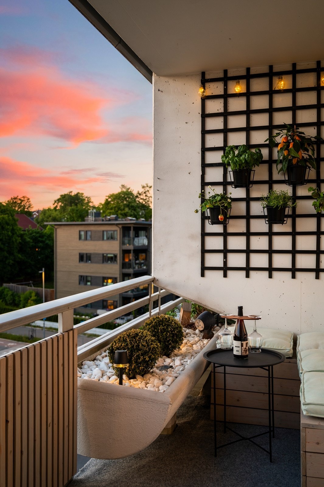 Den overbygde balkongen gir god plass til utemøbler og grill, og blomsterkasse på deler av rekkverket setter en hyggelig ramme. Galleribilde