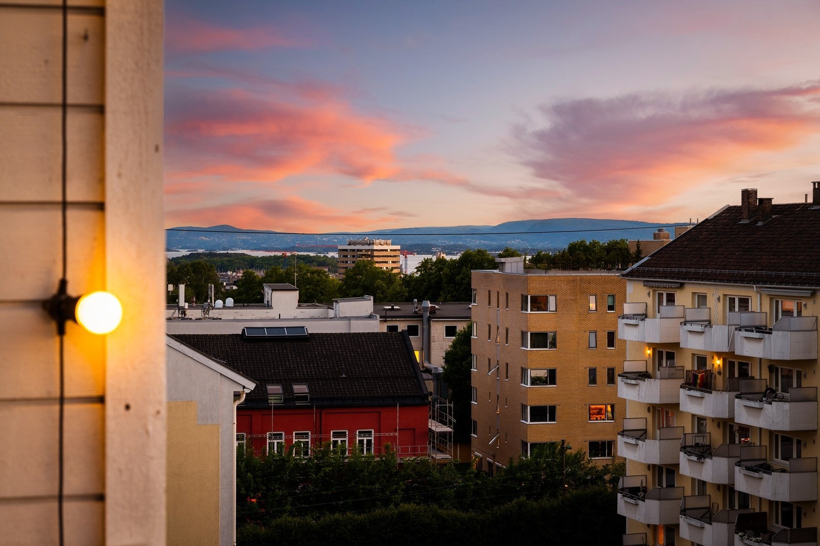 Denne leiligheten har en nordvestvendt balkong på ca. 6 m², med hyggelig utsyn og glimt av Oslofjorden. Galleribilde