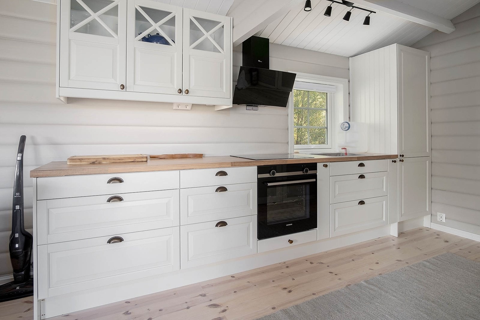 Kjøkken med integrert stekeovn Galleribilde