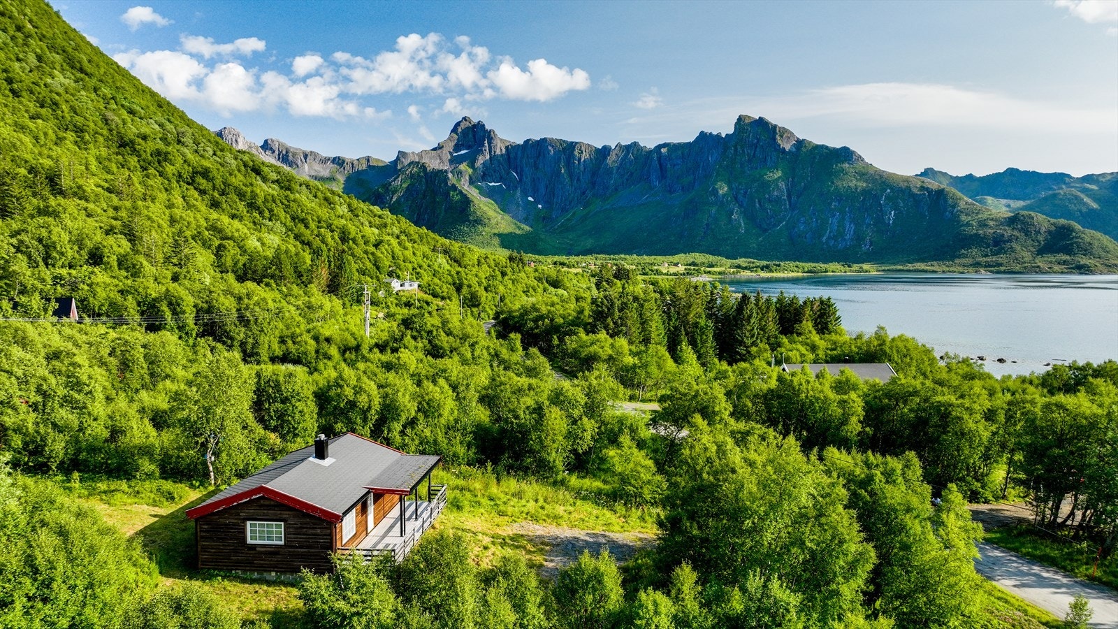 Hytten ligger fint til og har stor tomt Galleribilde