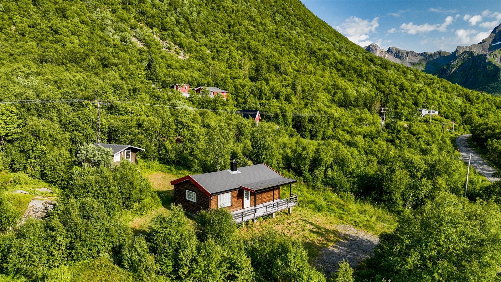 Hytten ligger fint til og har stor tomt Galleribilde