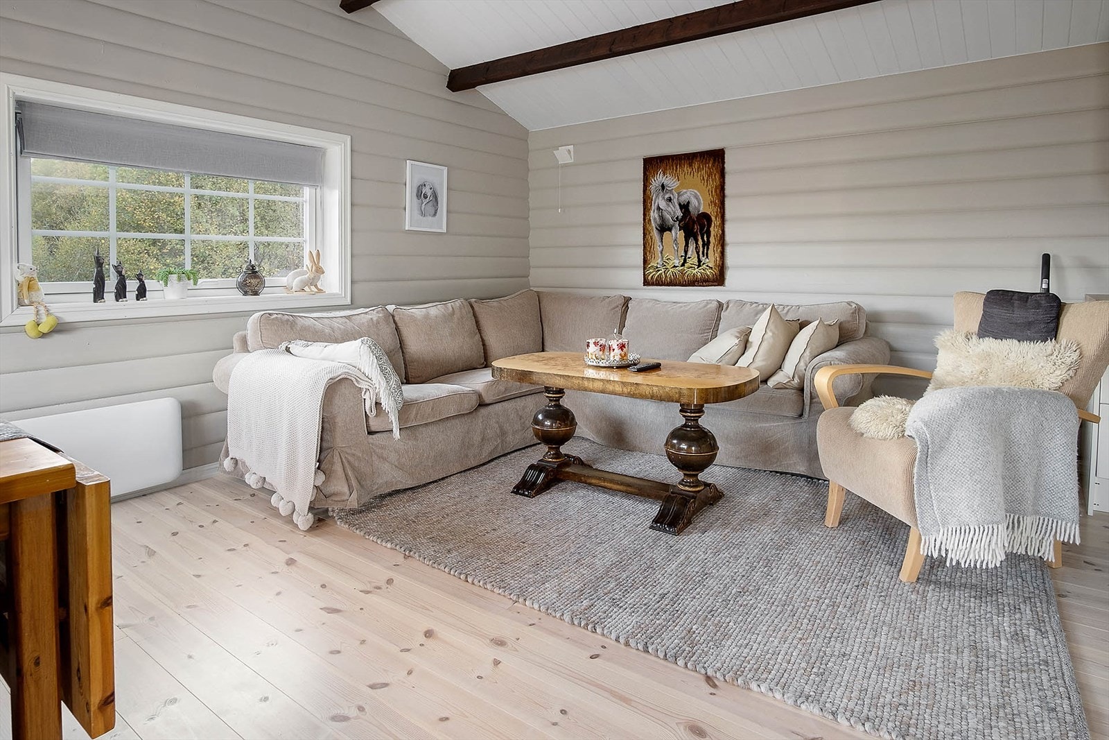 Stue og kjøkken er pent pusset opp Galleribilde