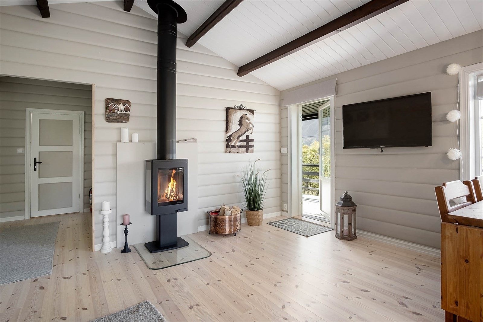 Stue med vedovn Galleribilde