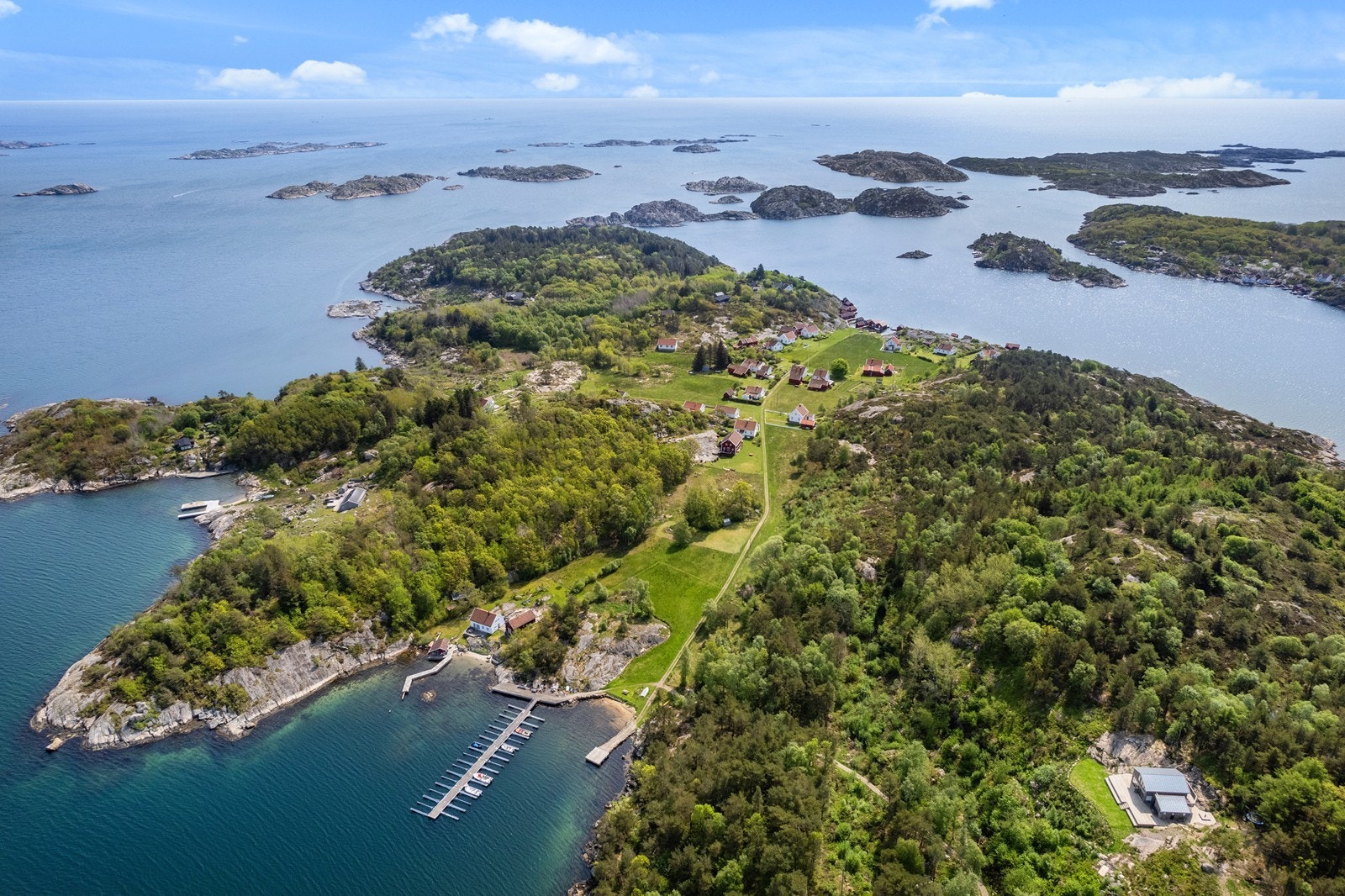 Nordstranda i front. Betongbrygga og badestrand til høyre i bildet er kommunal. Galleribilde