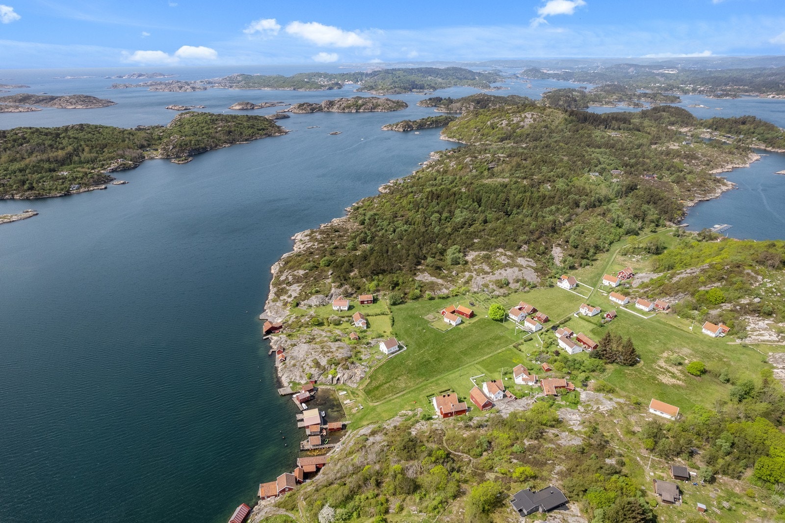 Dronebilde retning vest mot Mandal og Lindesneshalvøya. Galleribilde