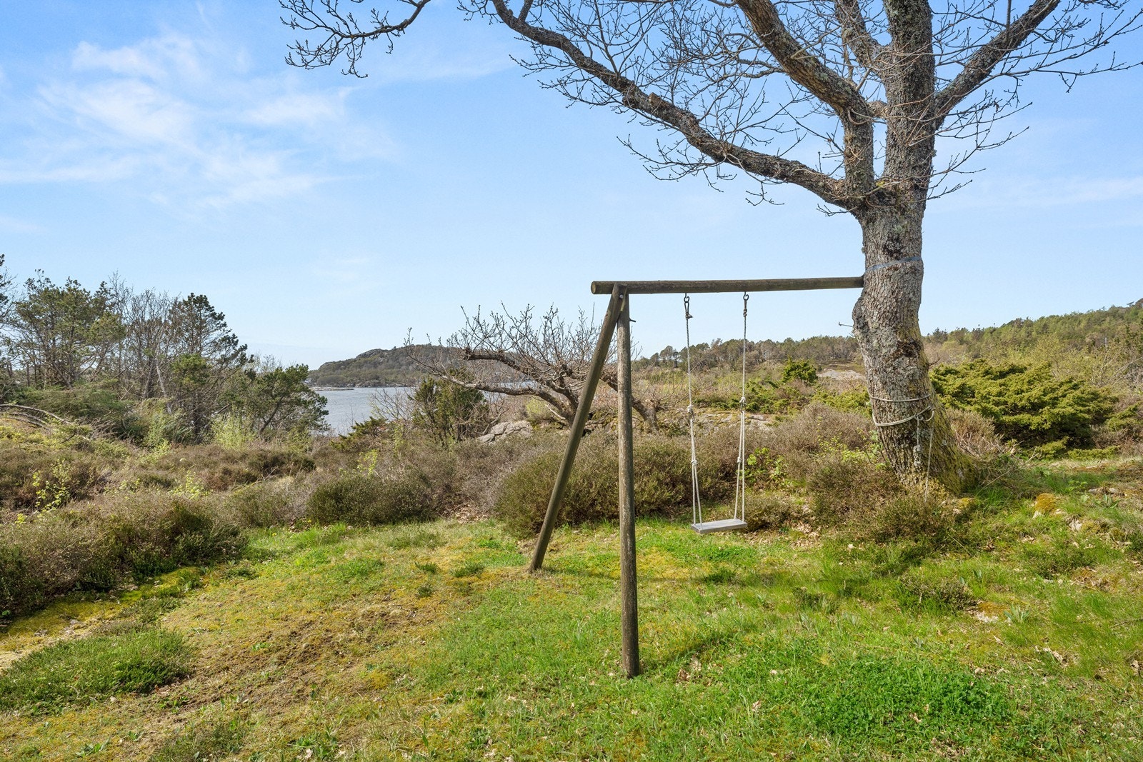Foruten terrassene, er det i all hovedsak tilrettelagt naturtomt. Galleribilde