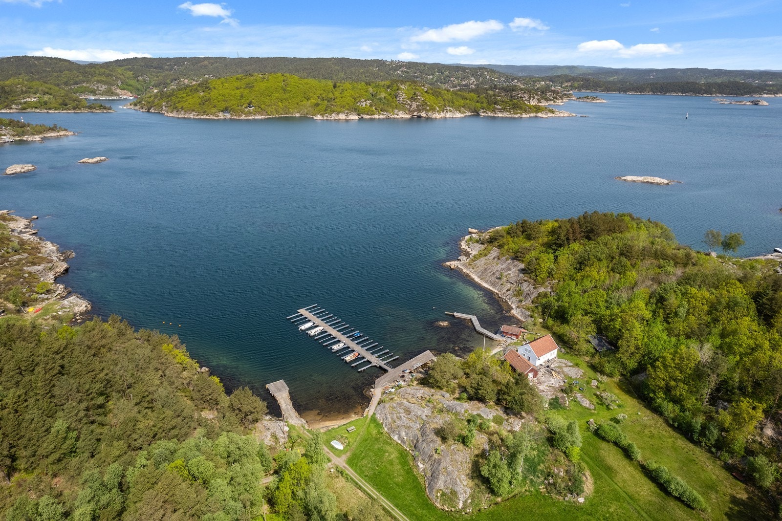 Nordstranda med fastlandet i bakgrunn. 5-10 min med lettbåt fra Jensebukta i rolig marsjfart Galleribilde
