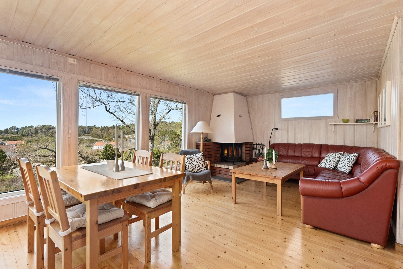 Stor, lys stue i hoveddel. Plass til både salongdel og spisestue-møblement. Galleribilde