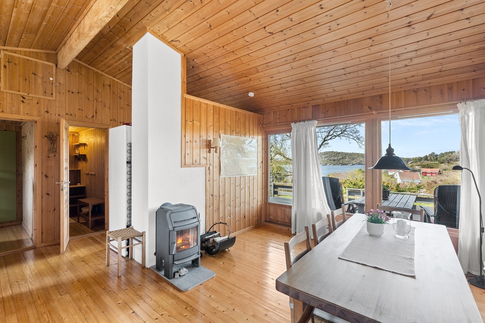 Stue 2 med peis, store vinduer og god plass til spisebord Galleribilde