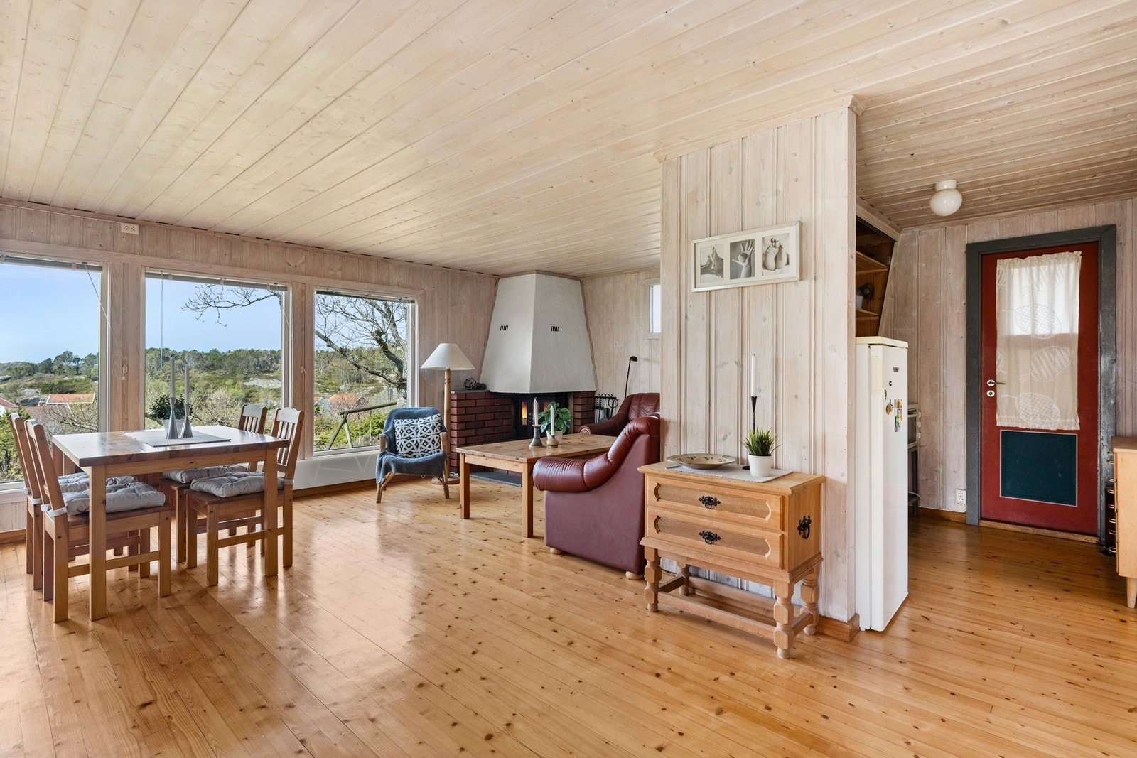 Stue og kjøkken i hoveddel med utgang til mellomgang. Galleribilde