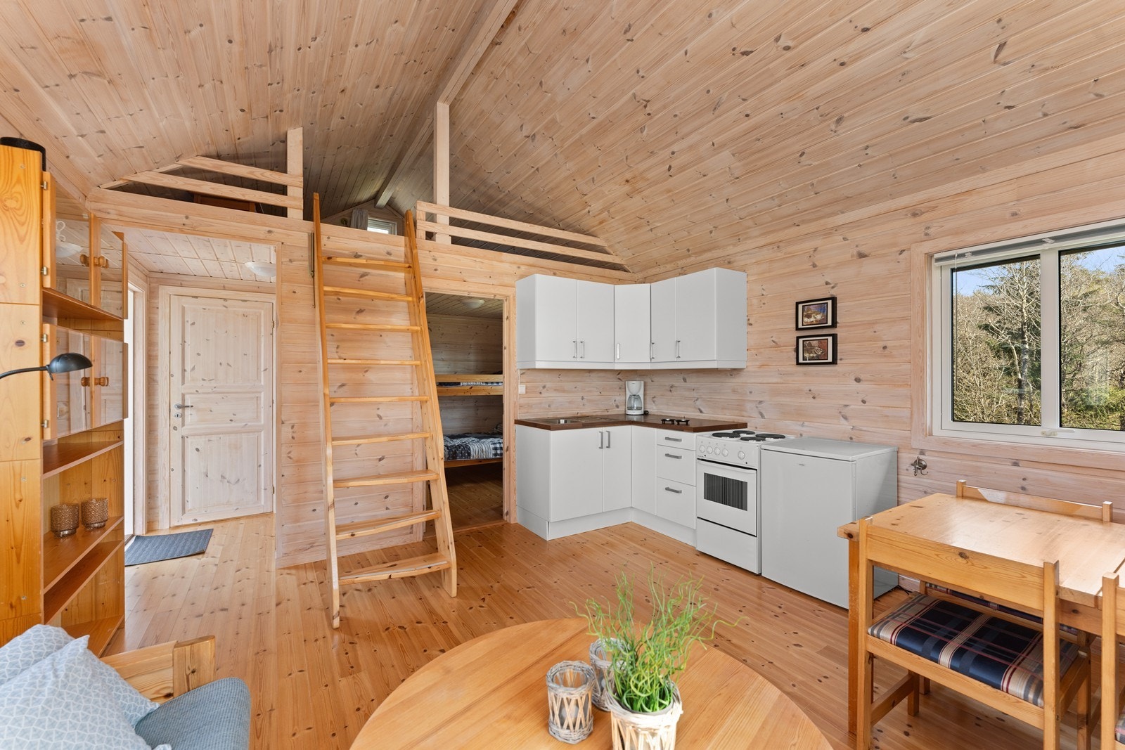 Anneks interiør med hems. Galleribilde