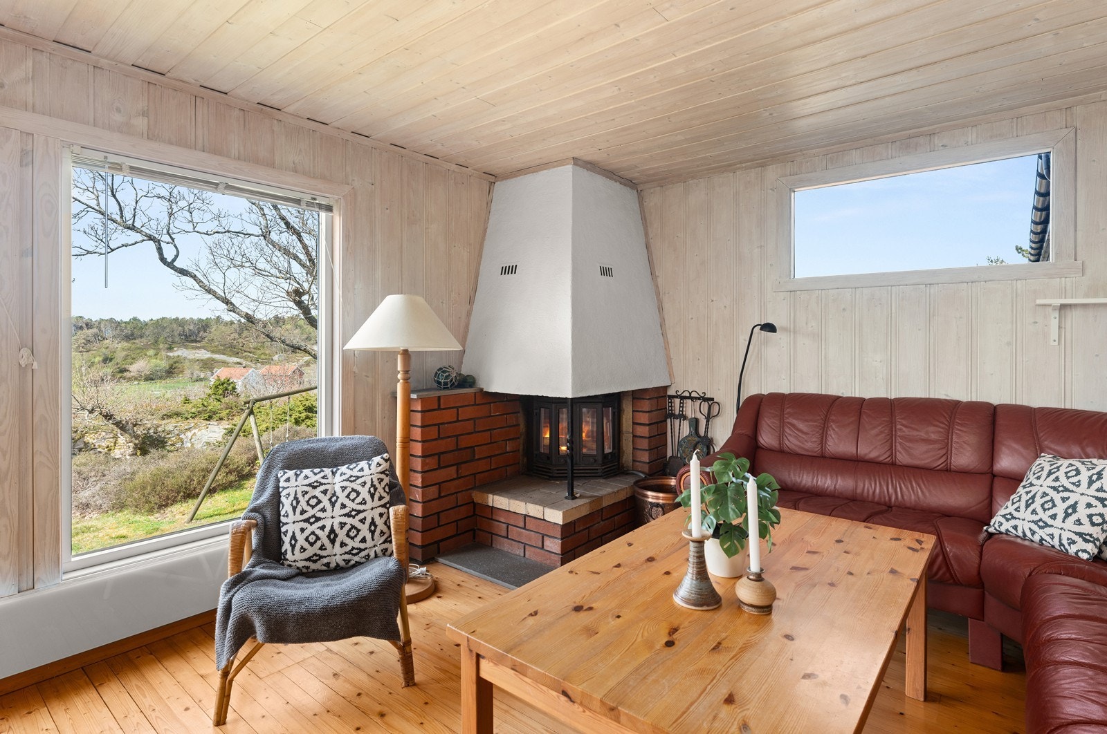 Det er installert en solid peis i stua. Galleribilde