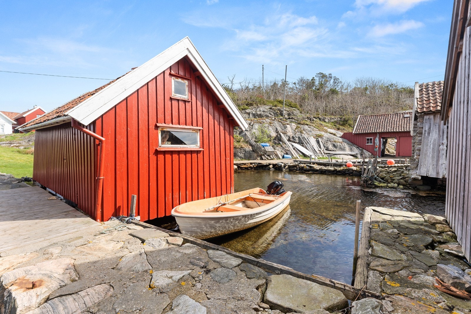 Hytta har bruksrett til båtplass like nedenfor eiendommen. Den tomme båtplassen til høyre i bildet tilhører hytta. Galleribilde